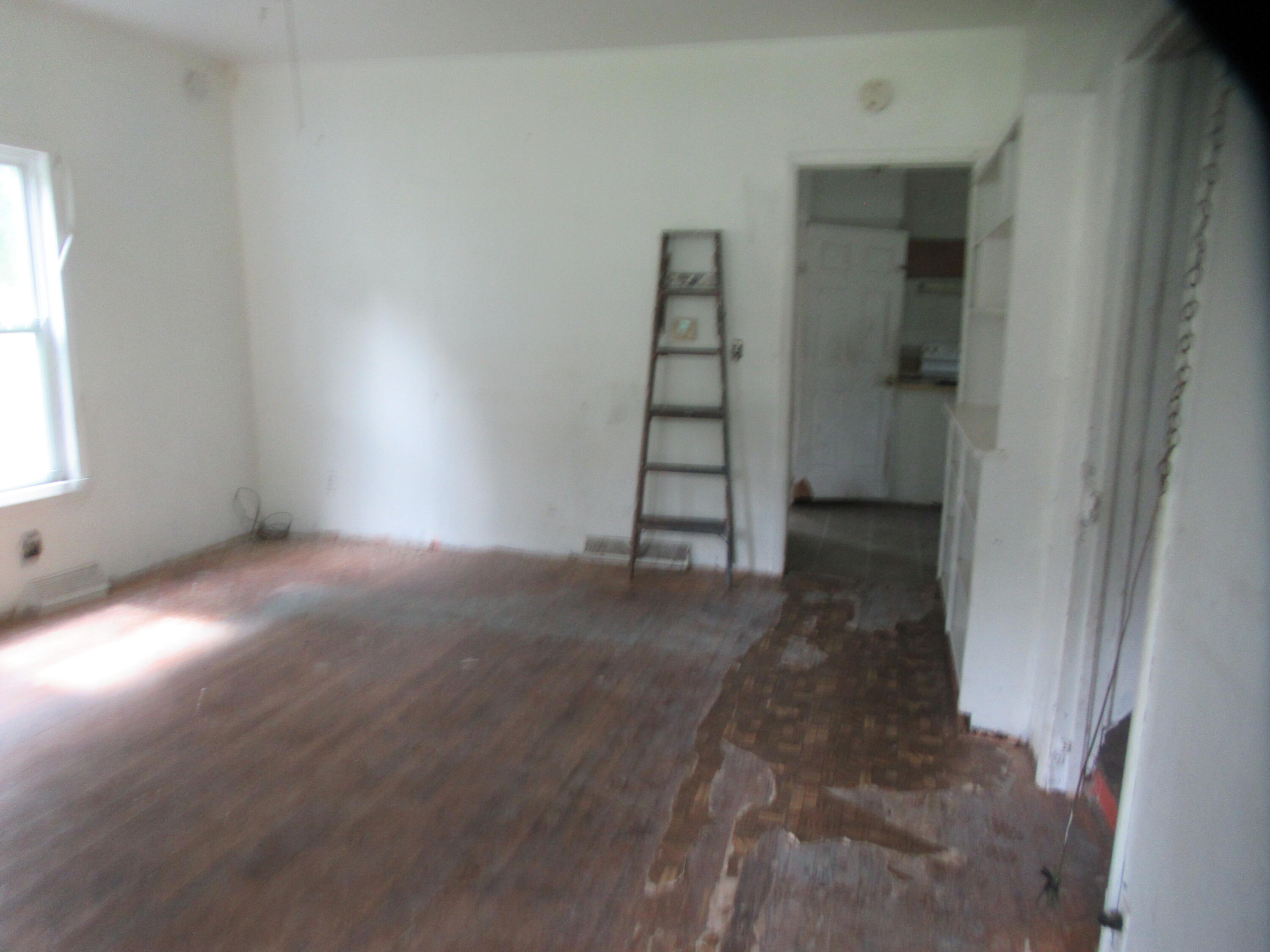 437 N Broadway Street Property Photo 6