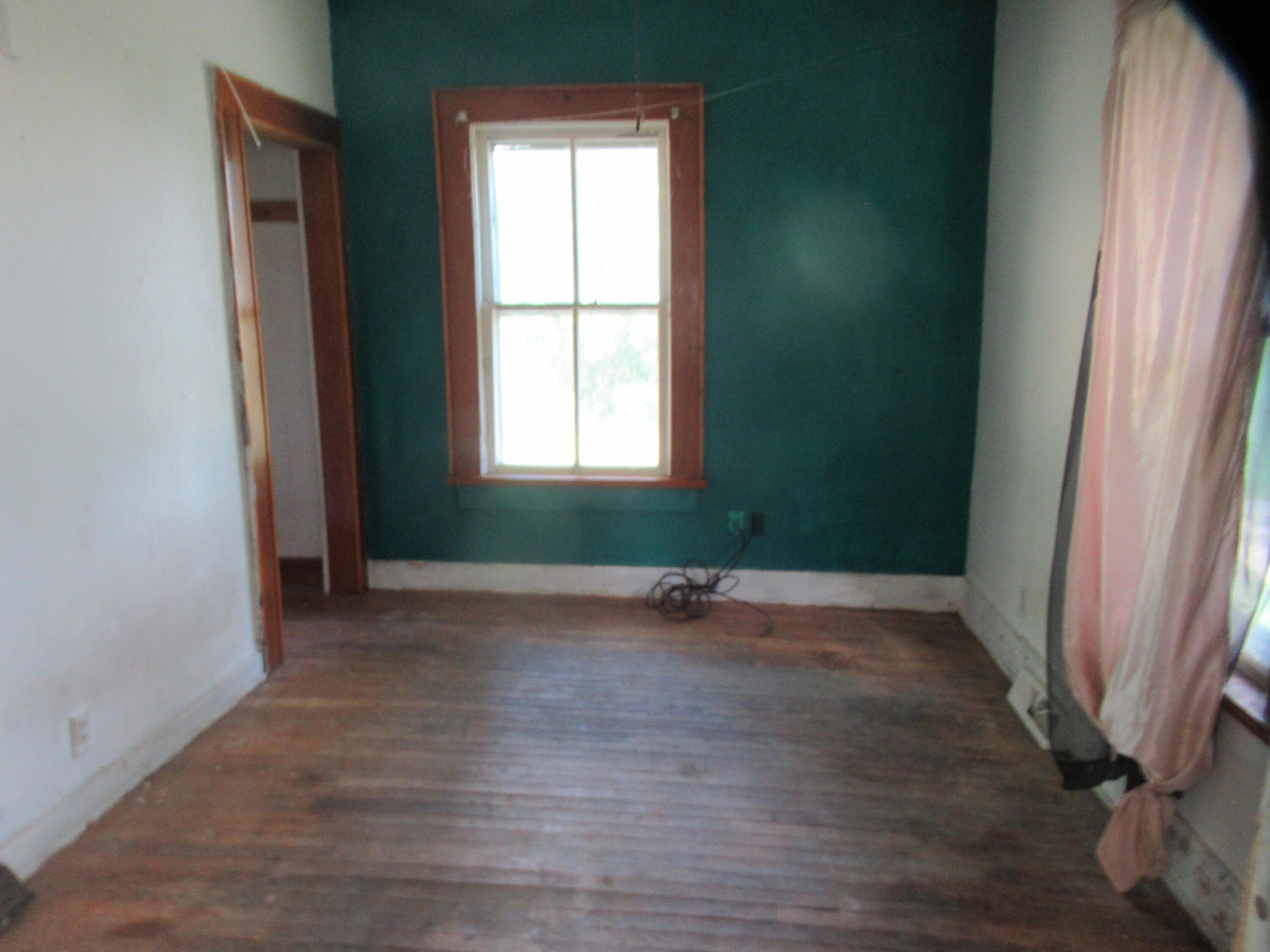 437 N Broadway Street Property Photo 7