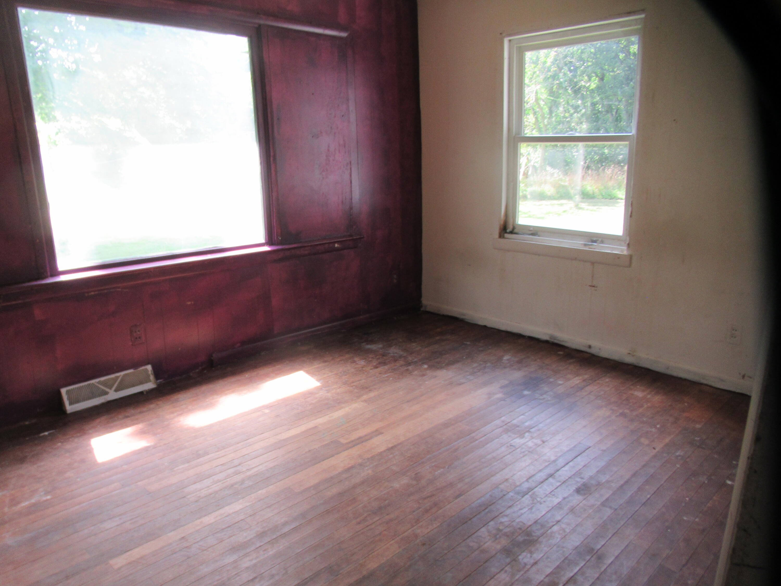 437 N Broadway Street Property Photo 8