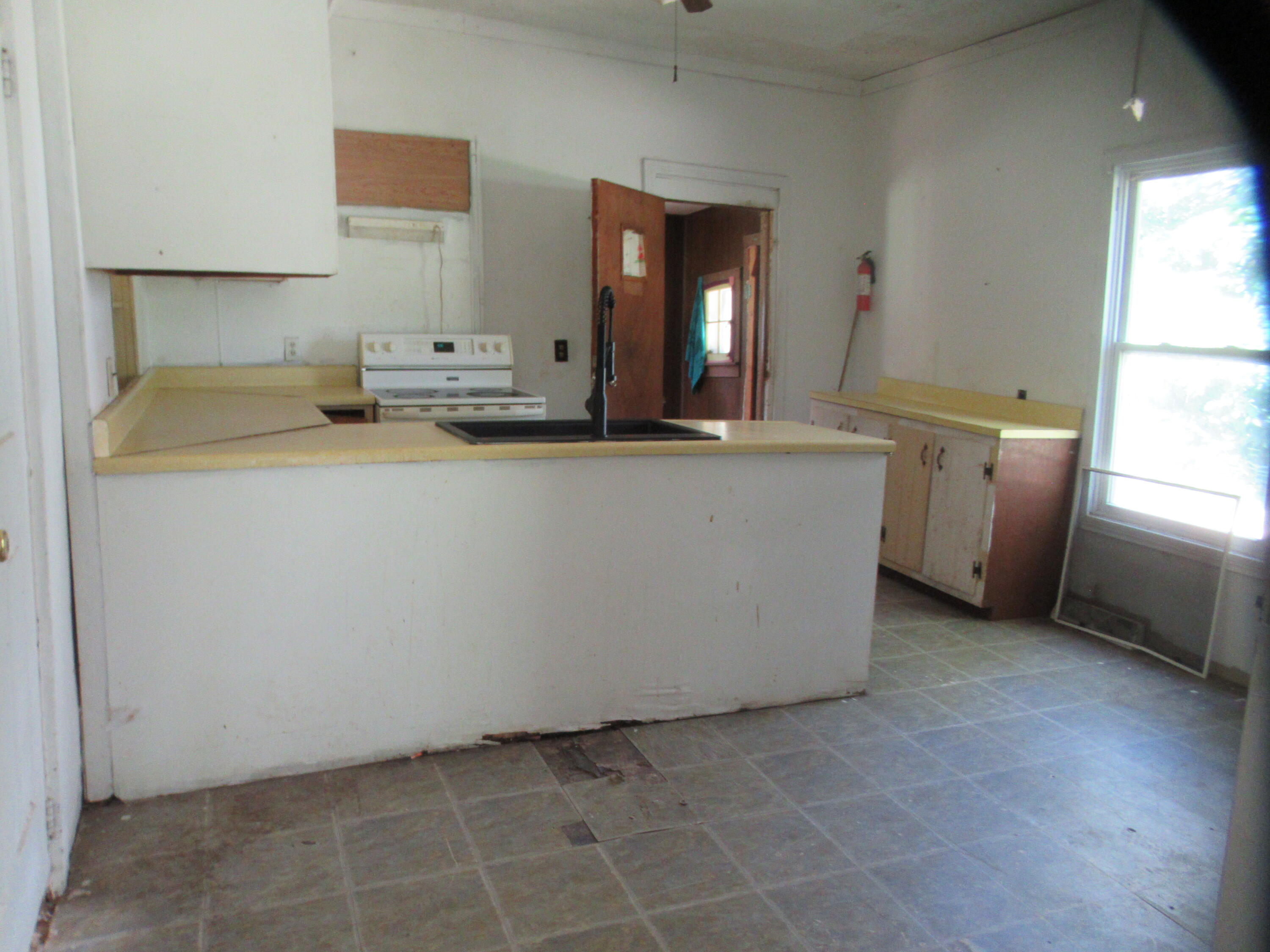 437 N Broadway Street Property Photo 9