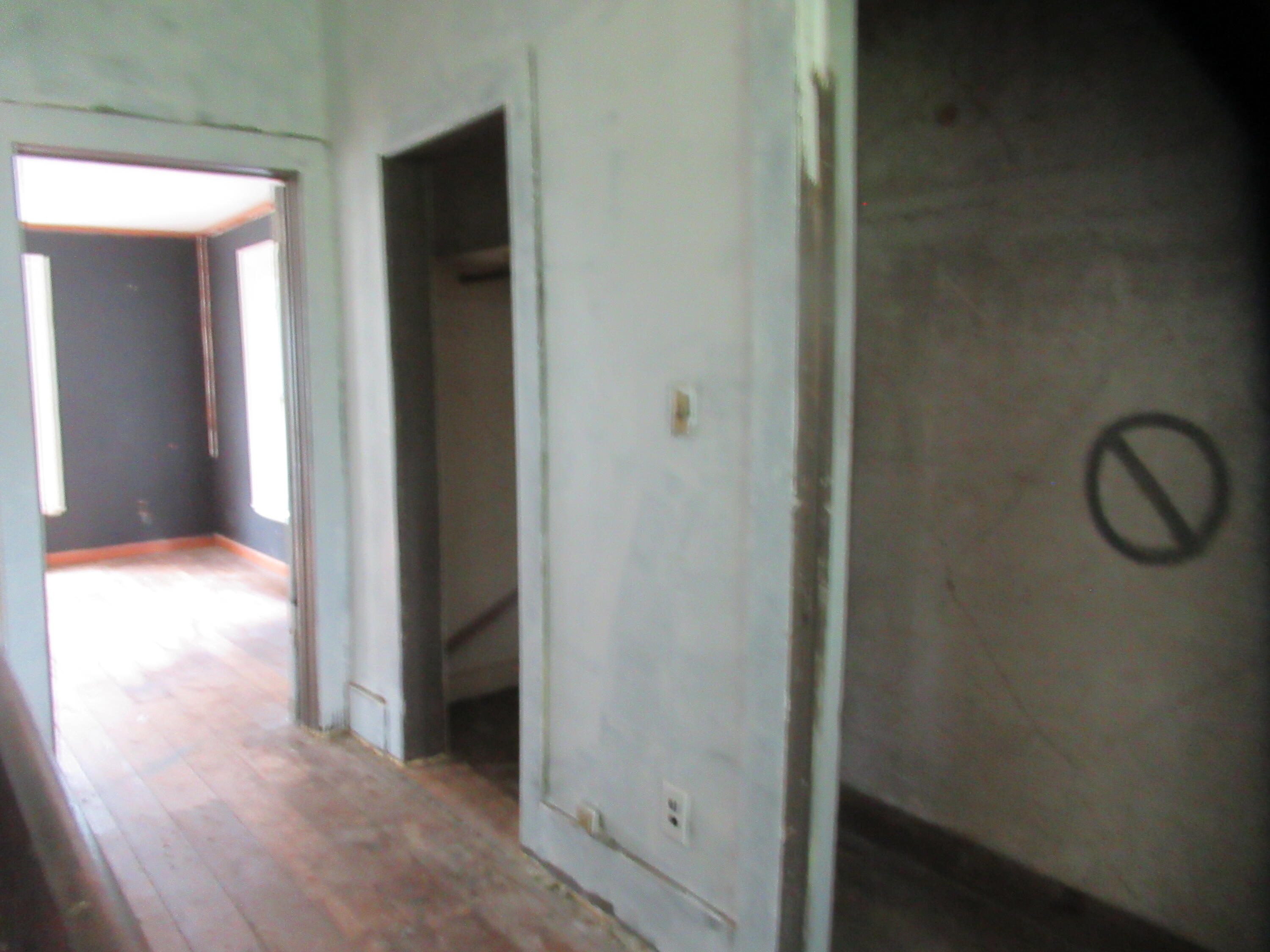 437 N Broadway Street Property Photo 14