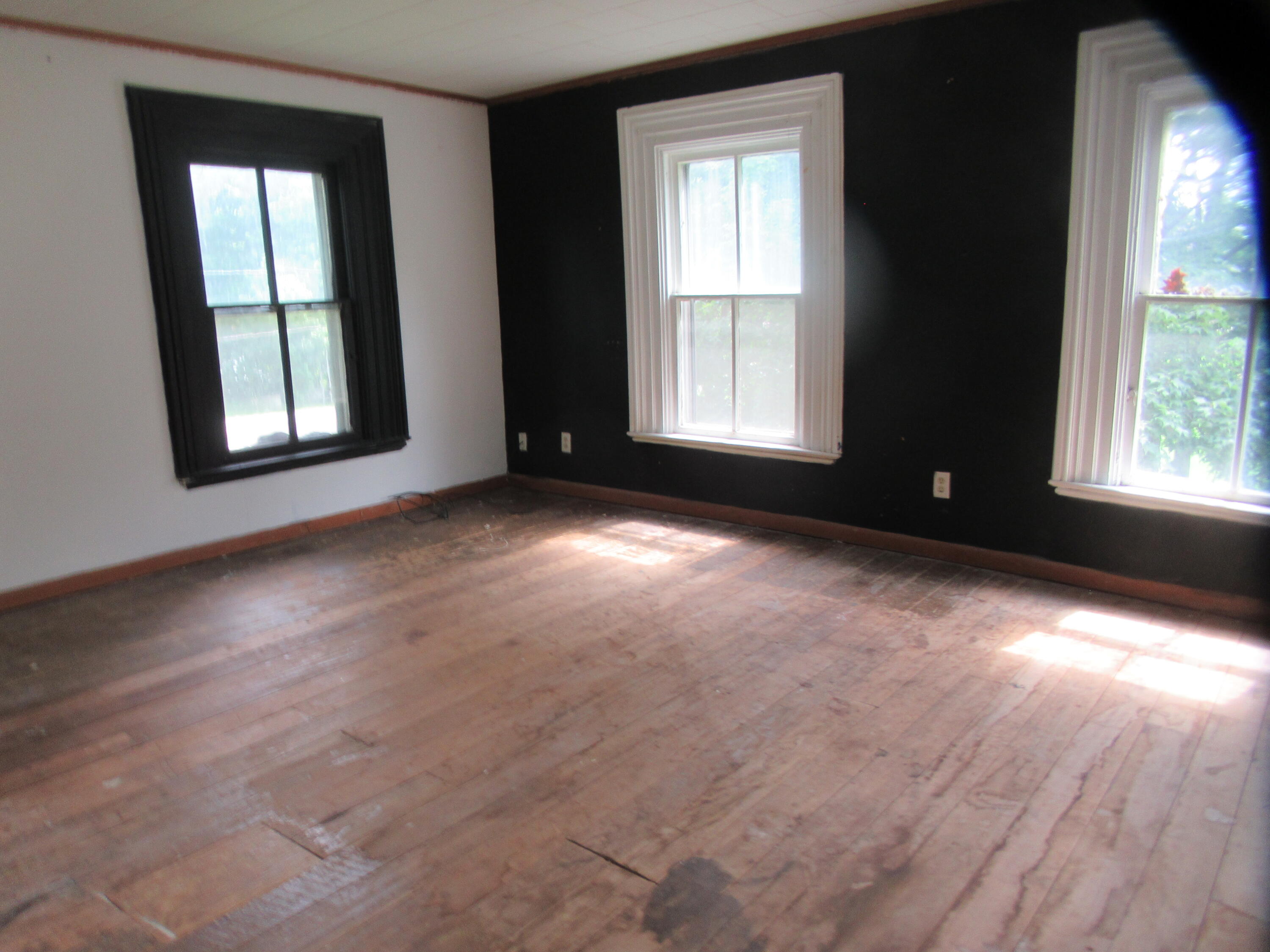 437 N Broadway Street Property Photo 15