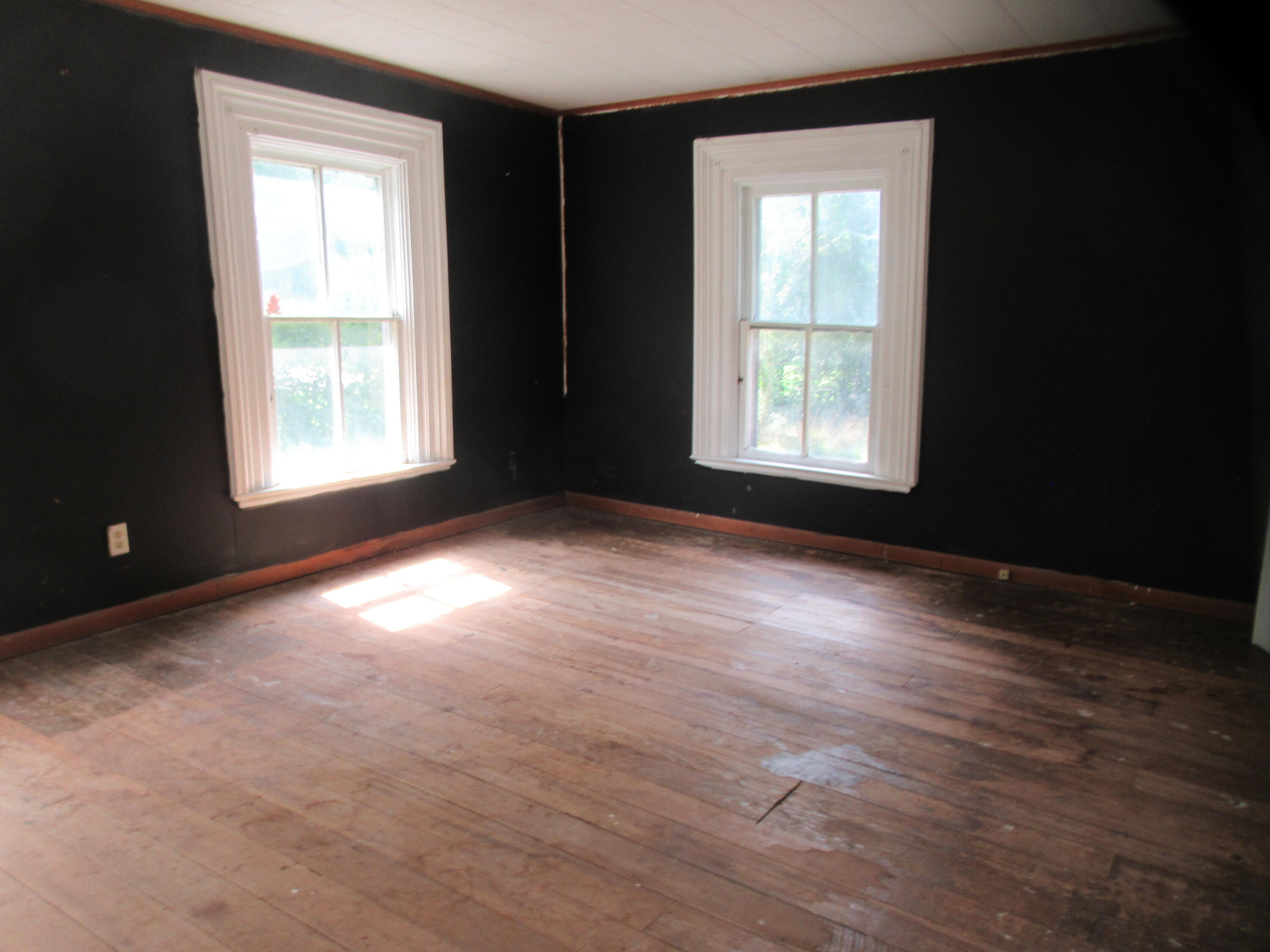 437 N Broadway Street Property Photo 16