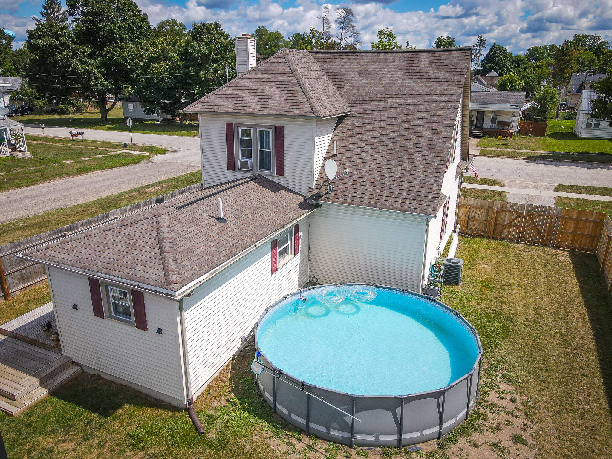 545 N Hemlock Street Property Photo 4