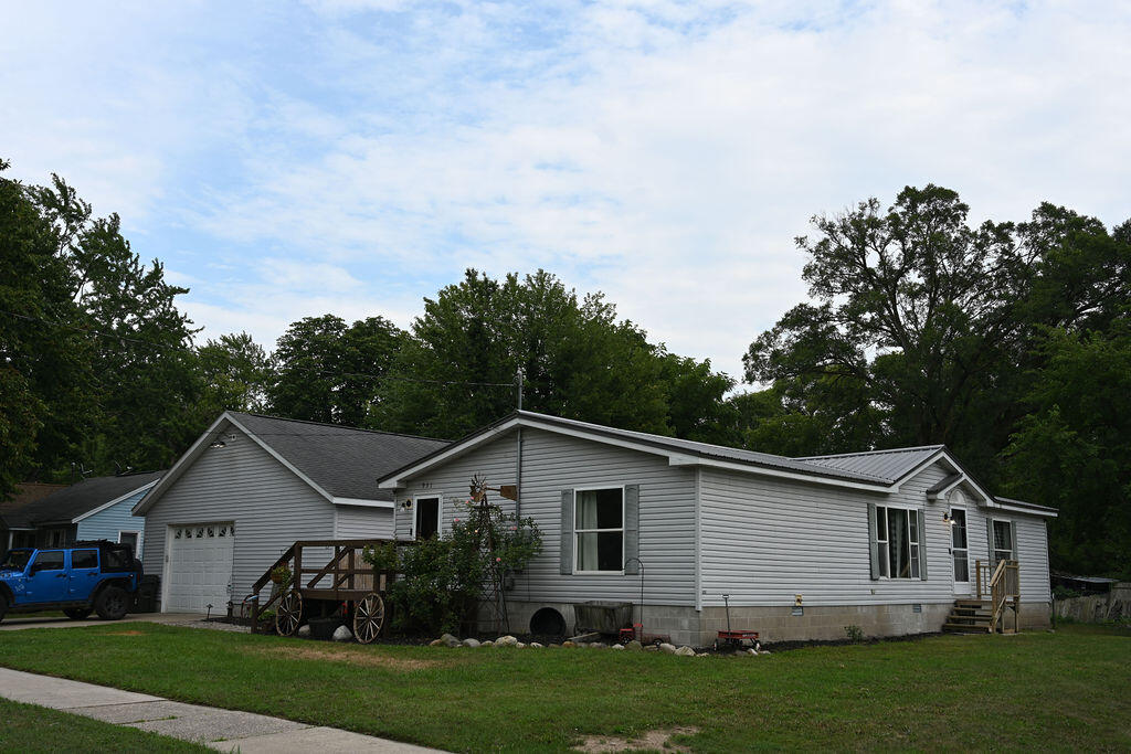 931 W Barney Avenue Property Photo 2