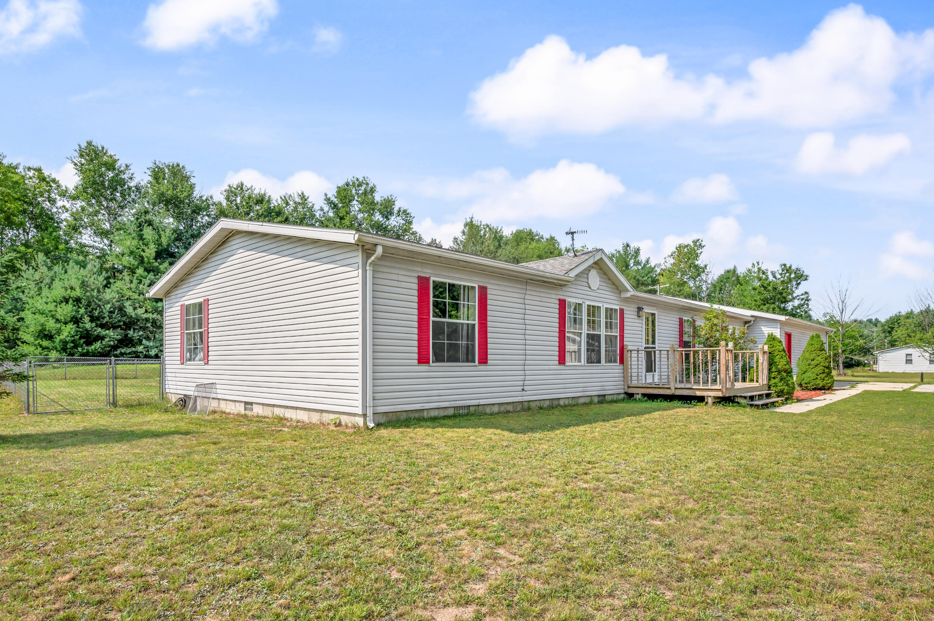 9041 7 Mile Road Property Photo 3