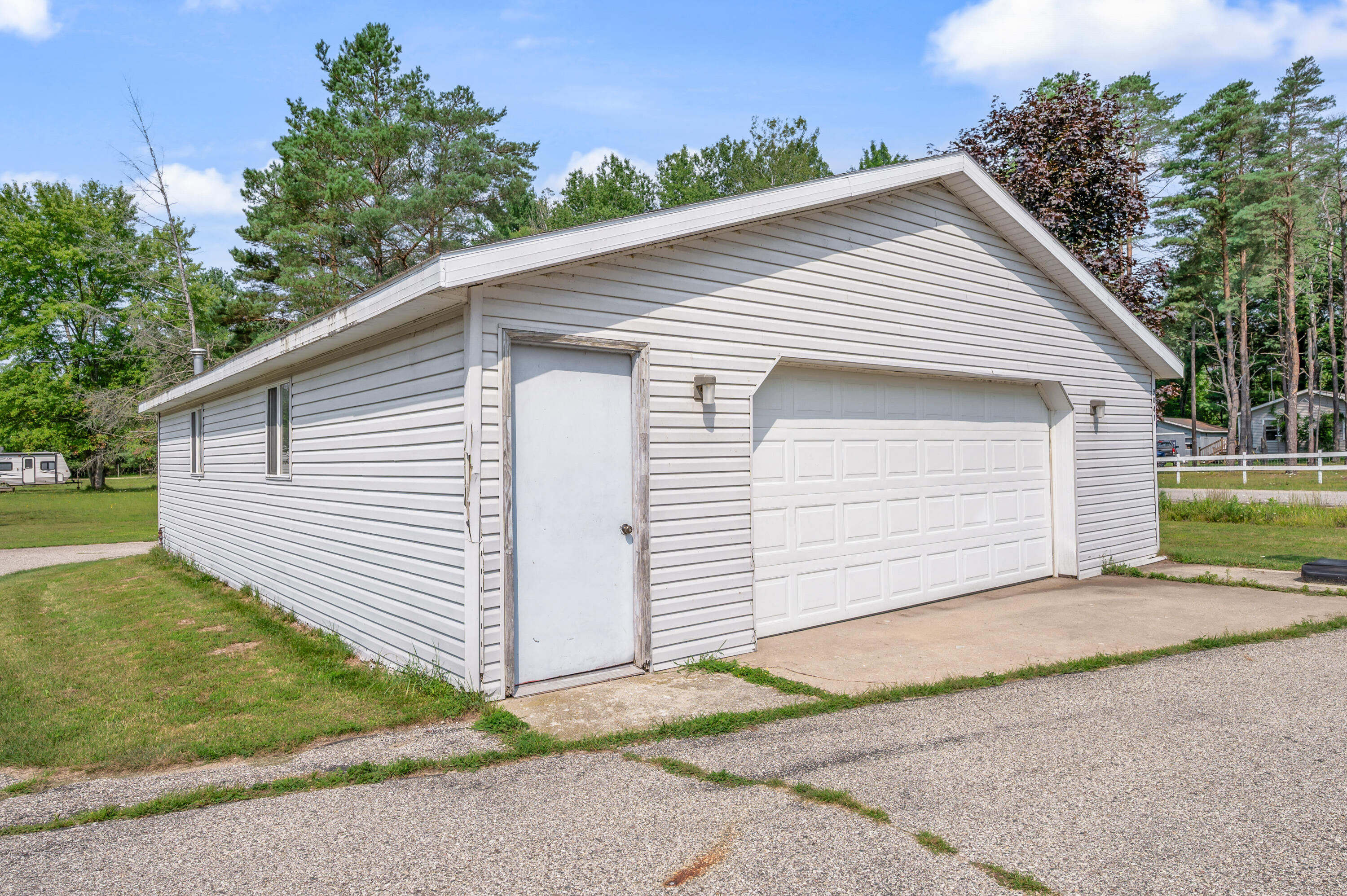 9041 7 Mile Road Property Photo 4