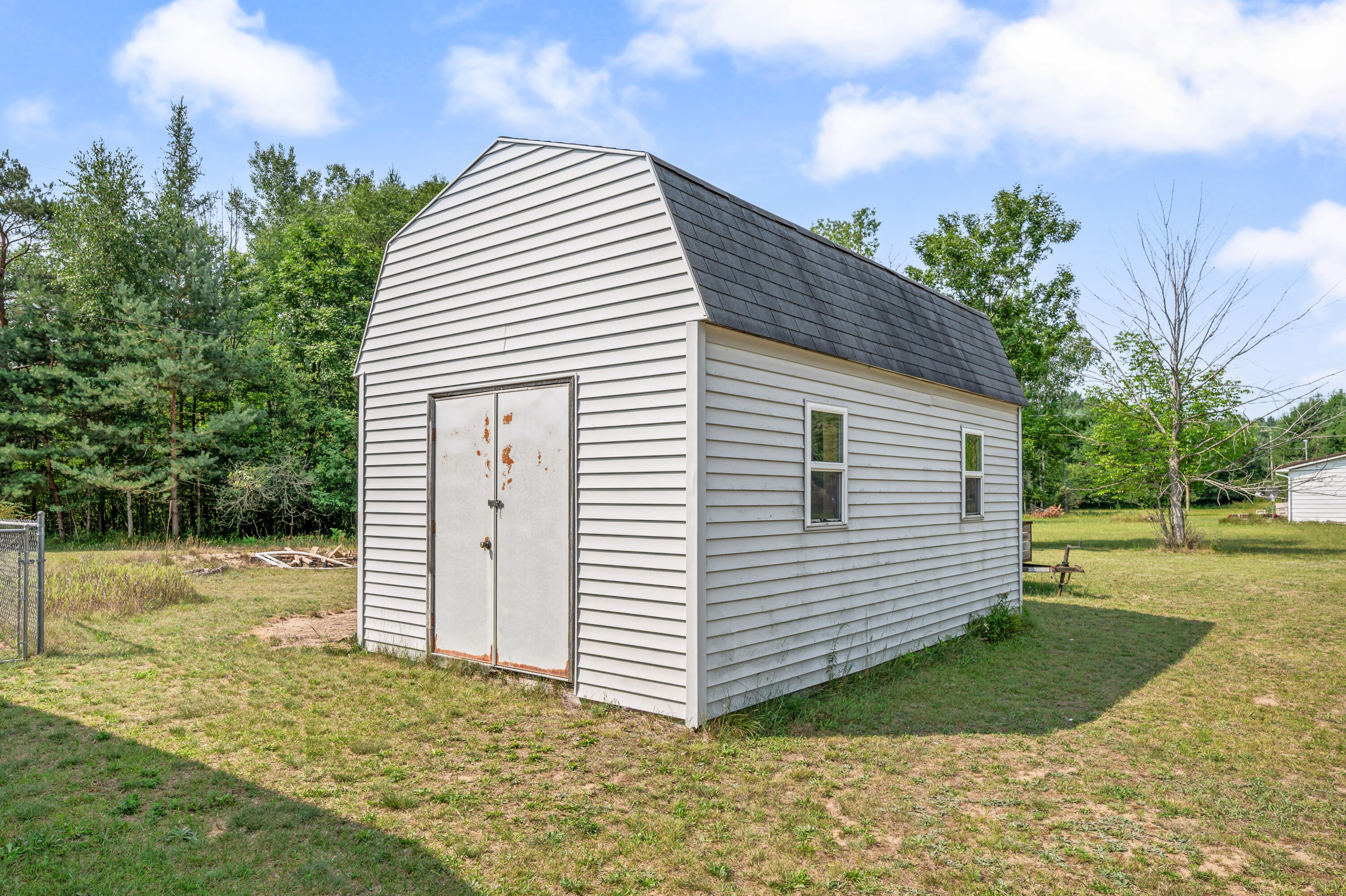 9041 7 Mile Road Property Photo 6