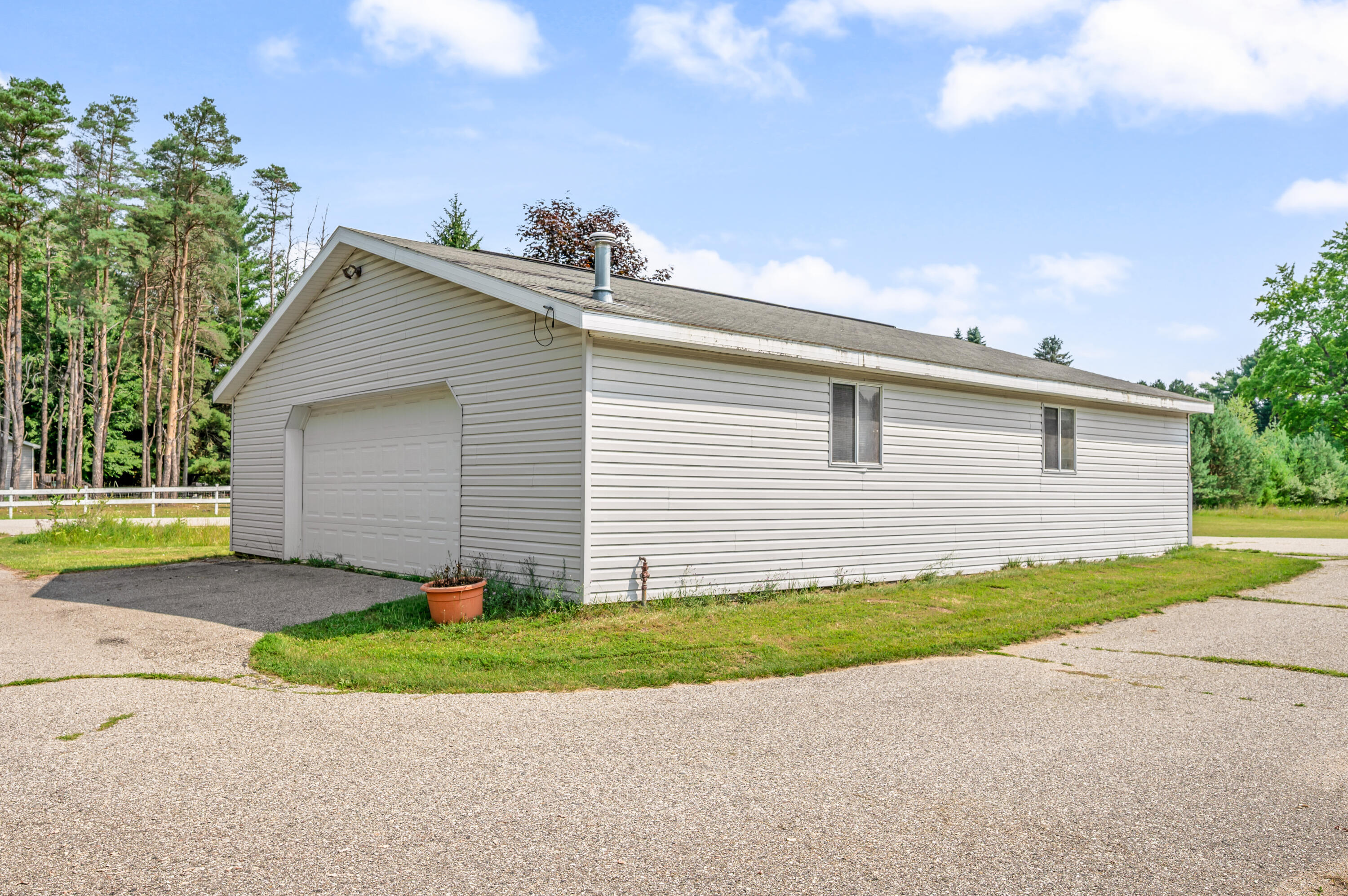 9041 7 Mile Road Property Photo 28