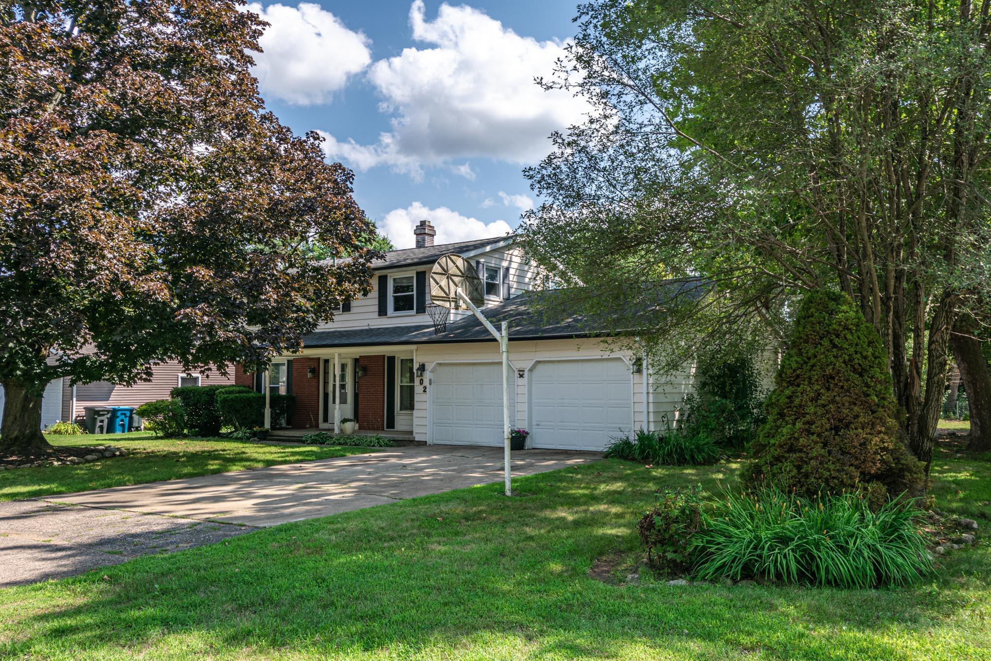 102 Lincolnwood Drive Property Photo 2