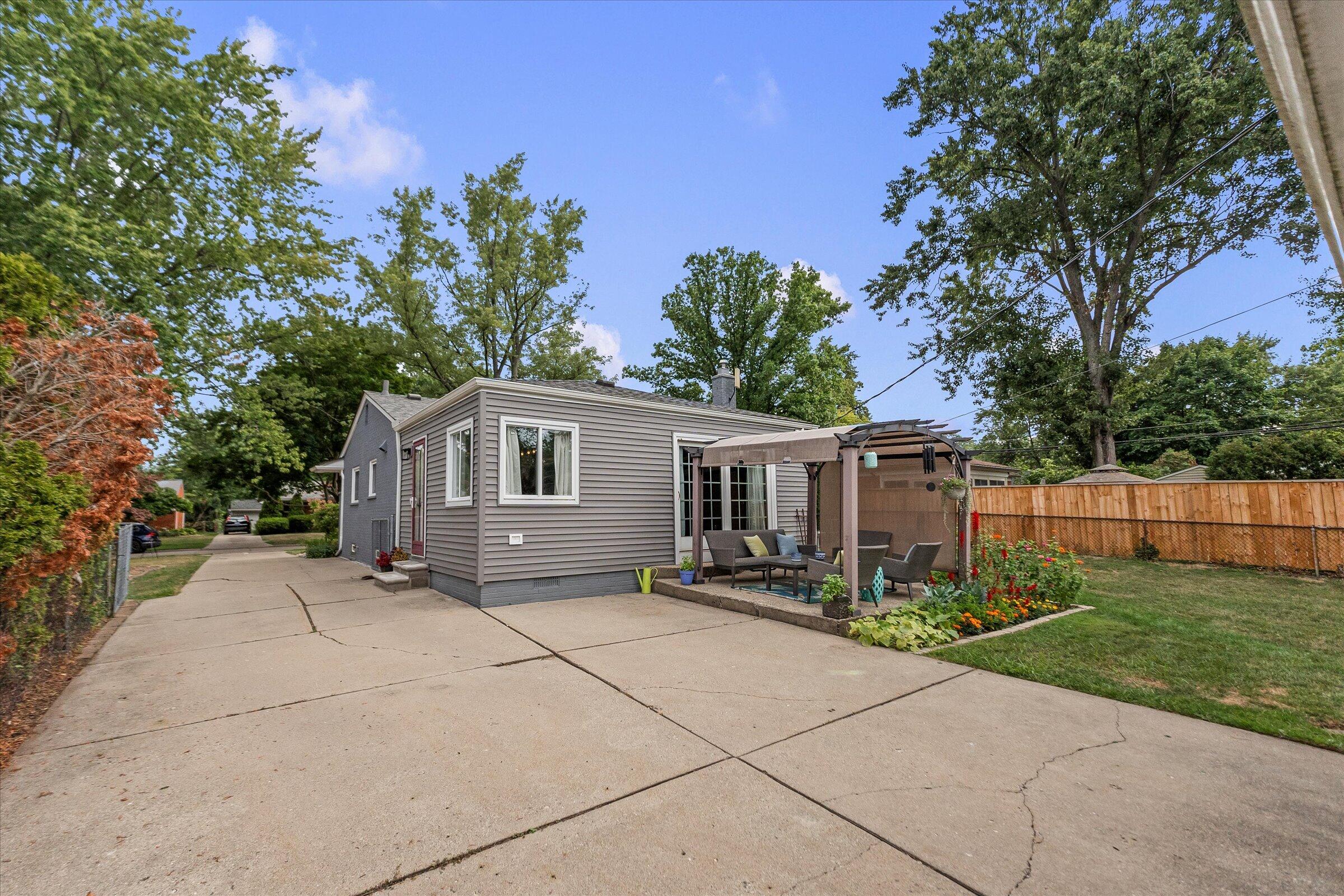 16943 Elizabeth Street Property Photo 36