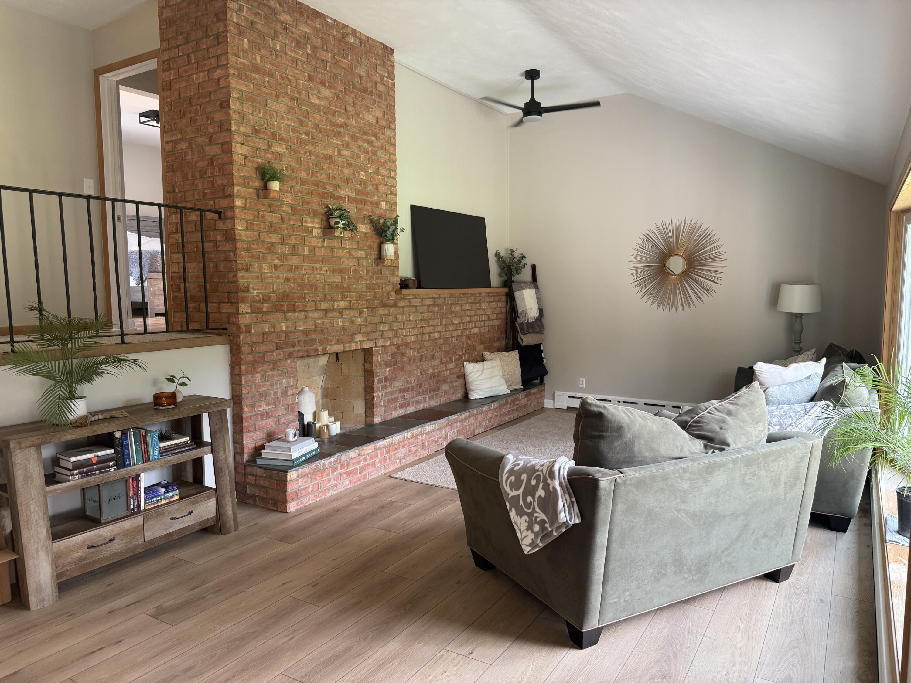 1122 W Green Street Property Photo 3