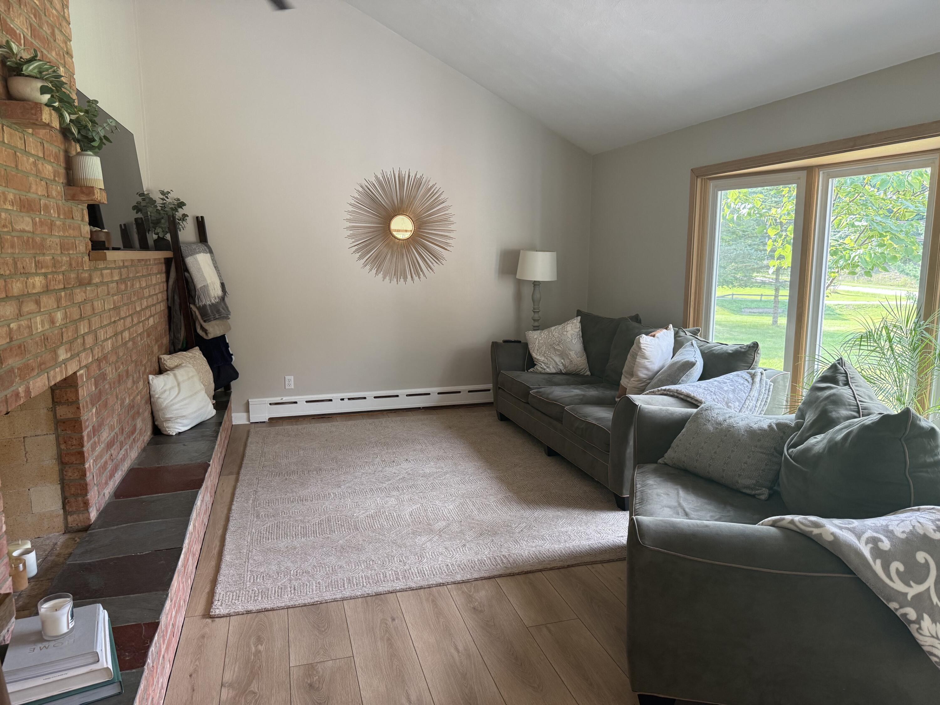 1122 W Green Street Property Photo 4