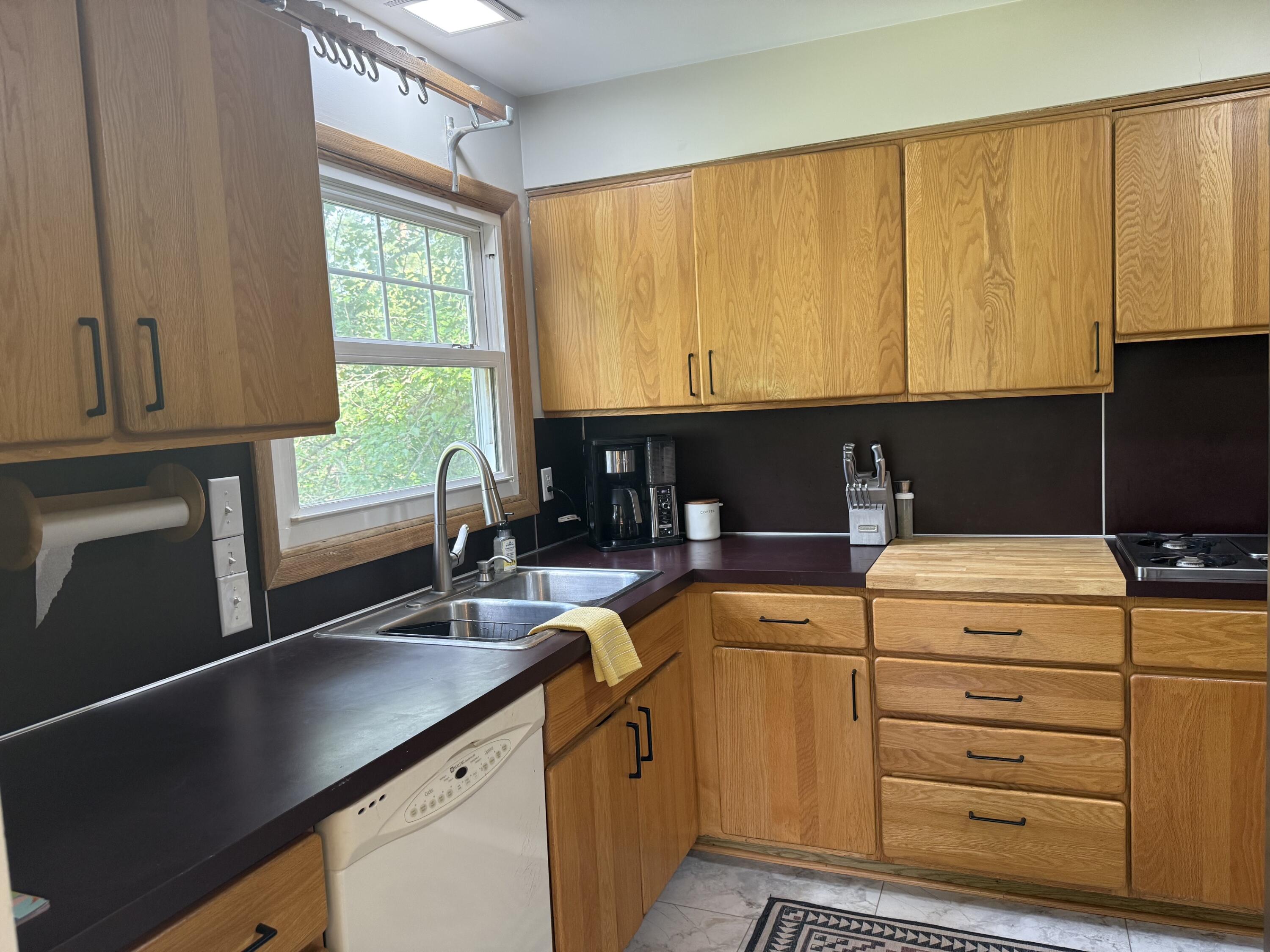 1122 W Green Street Property Photo 6
