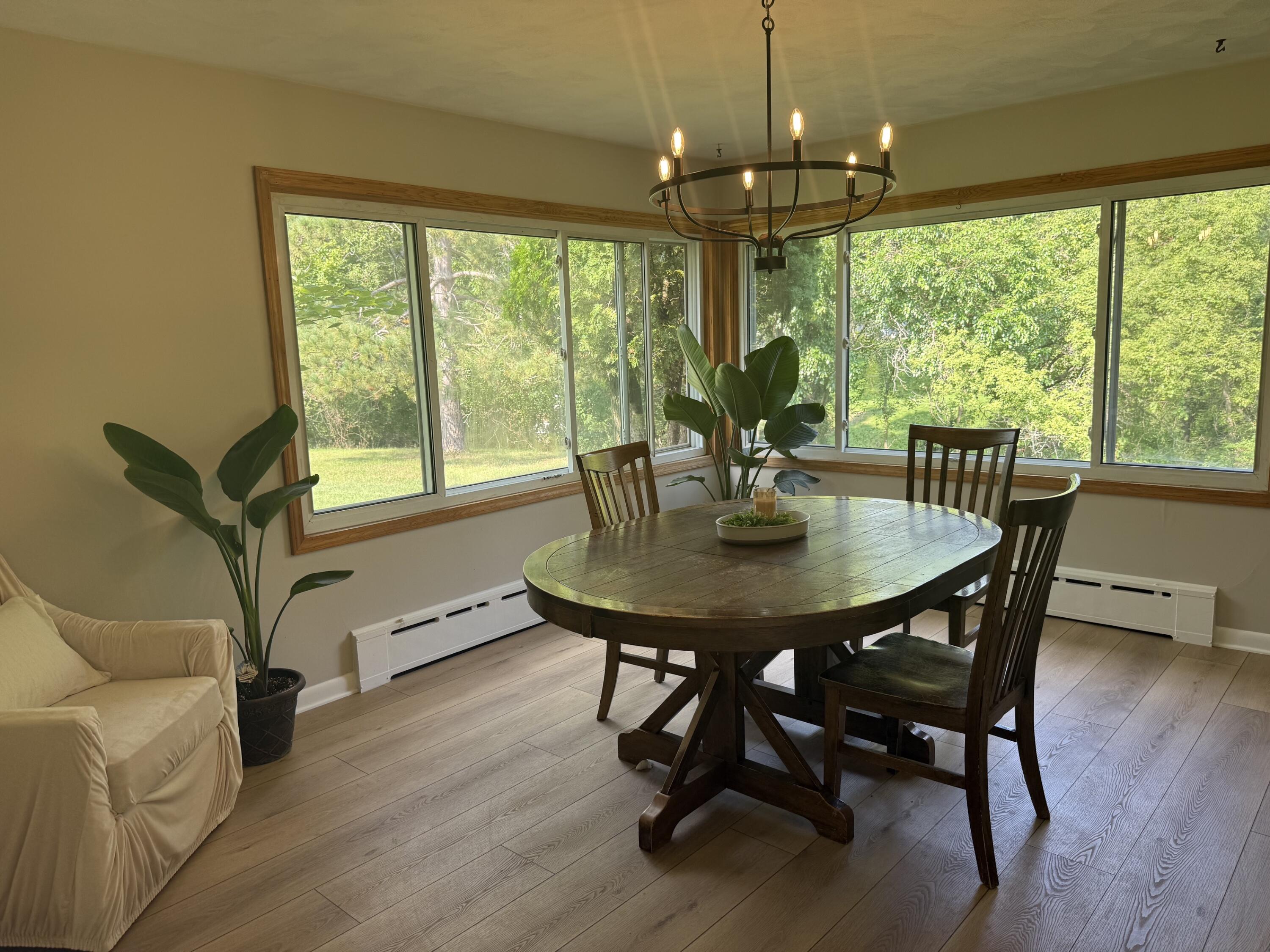 1122 W Green Street Property Photo 8