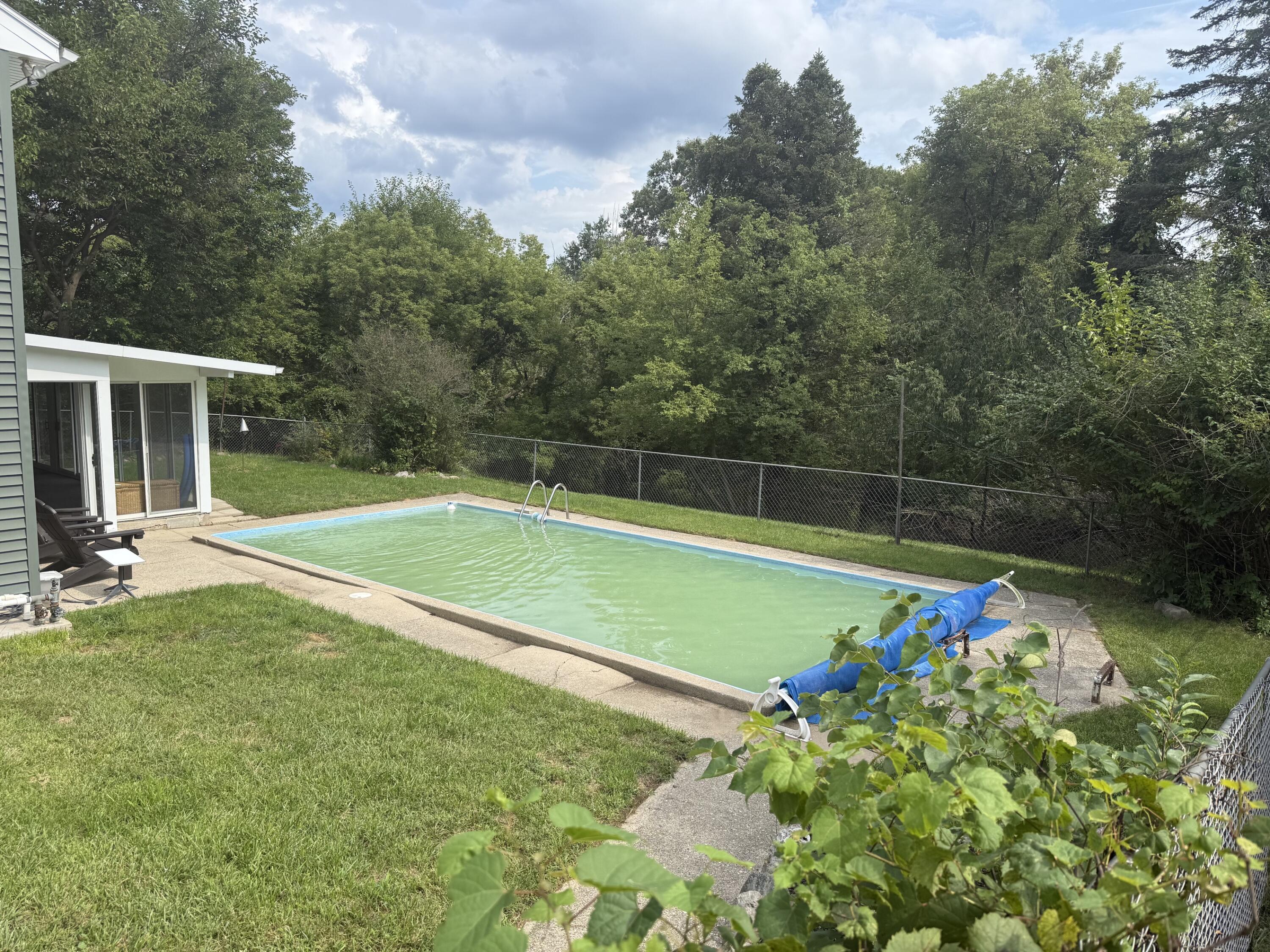 1122 W Green Street Property Photo 31