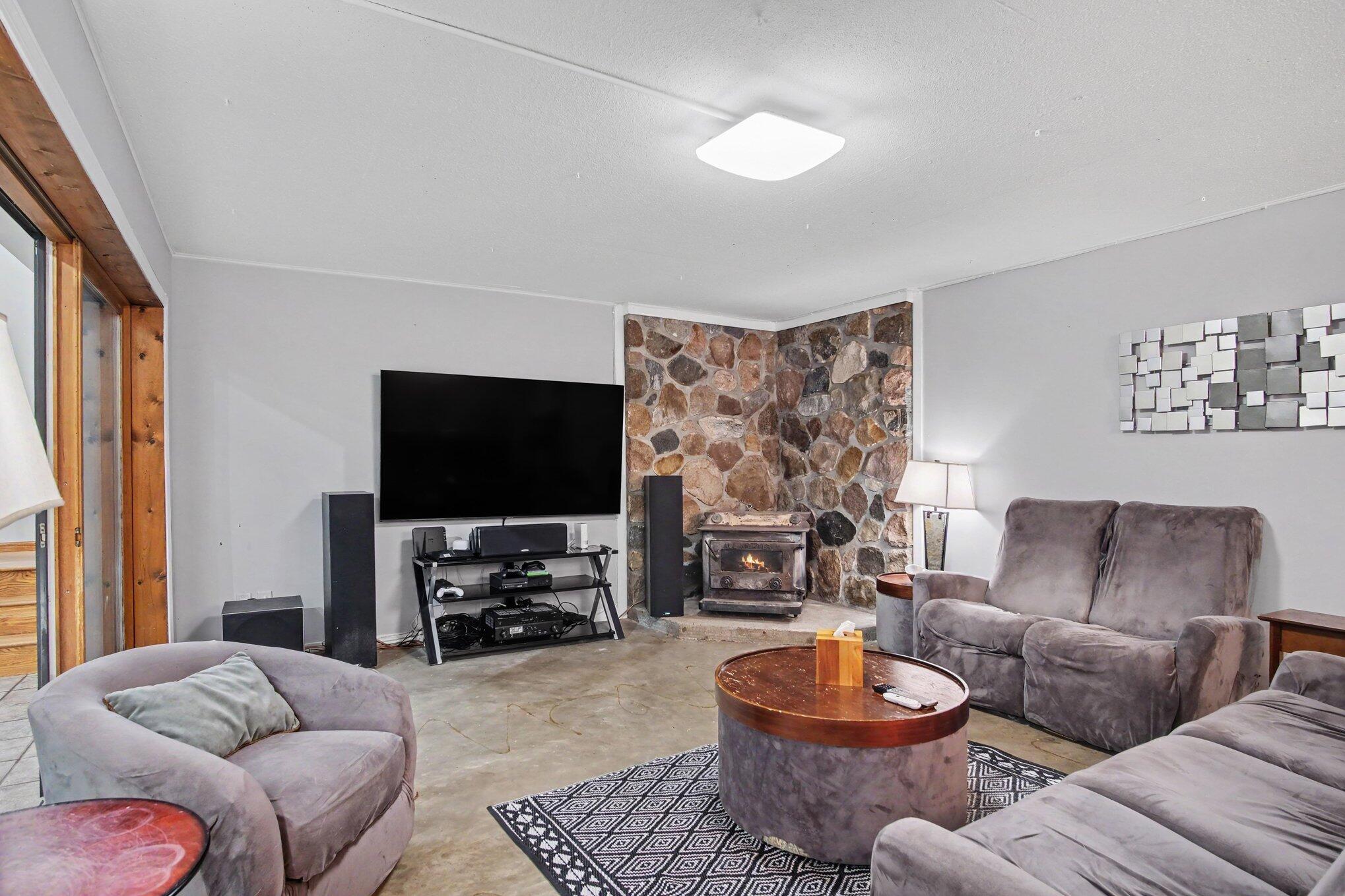 332 N Warner Avenue Property Photo 5