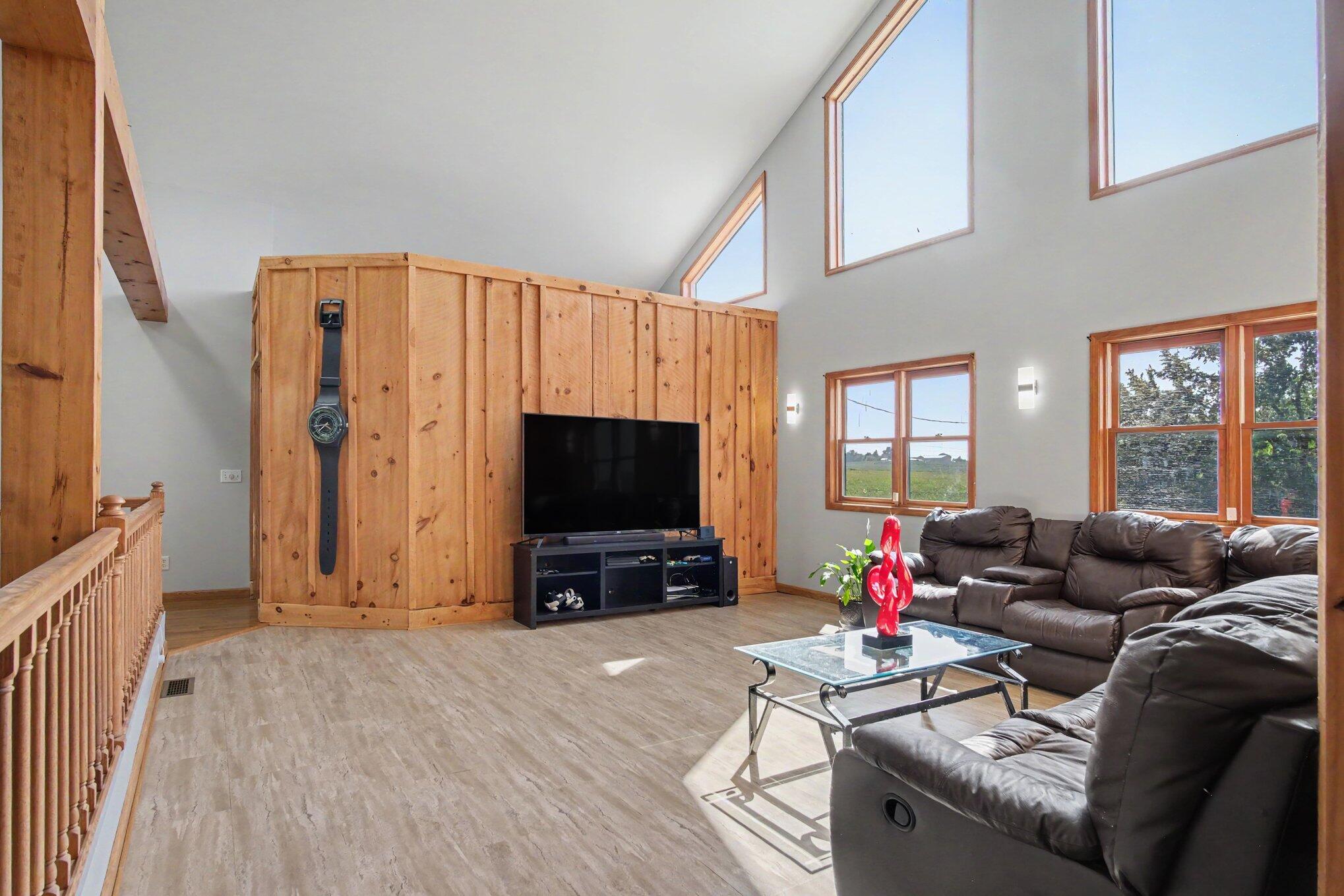 332 N Warner Avenue Property Photo 9