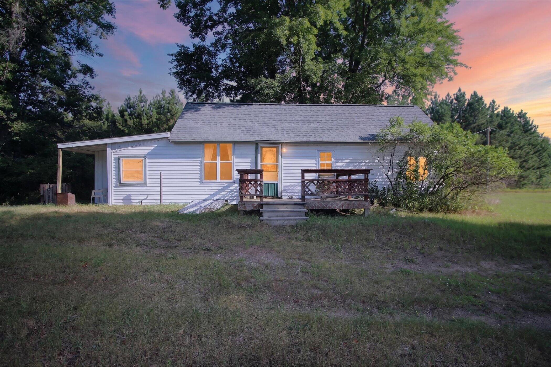 6187 N Oak Avenue Property Photo 1