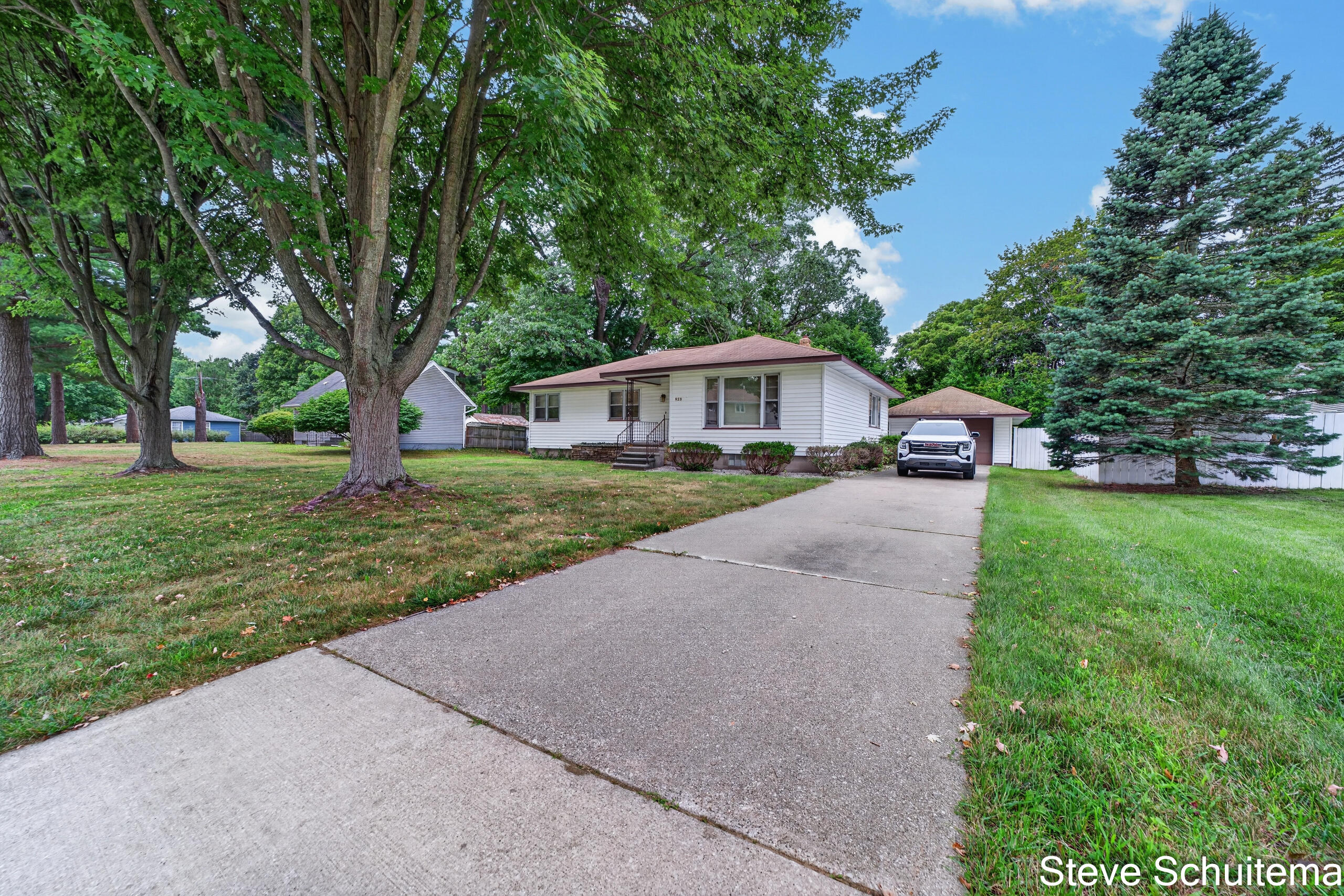928 S Division Street Property Photo 3