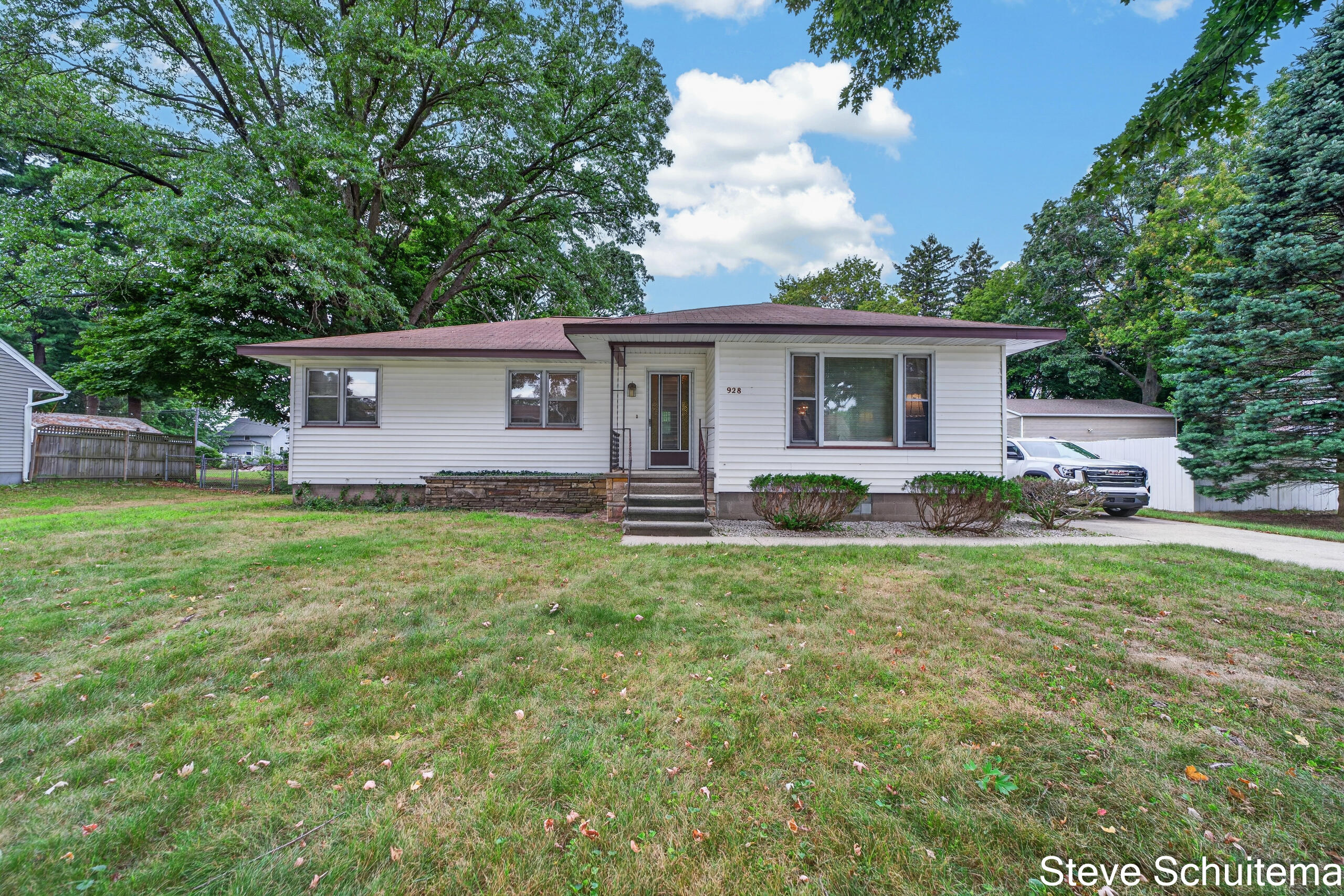 928 S Division Street Property Photo 4