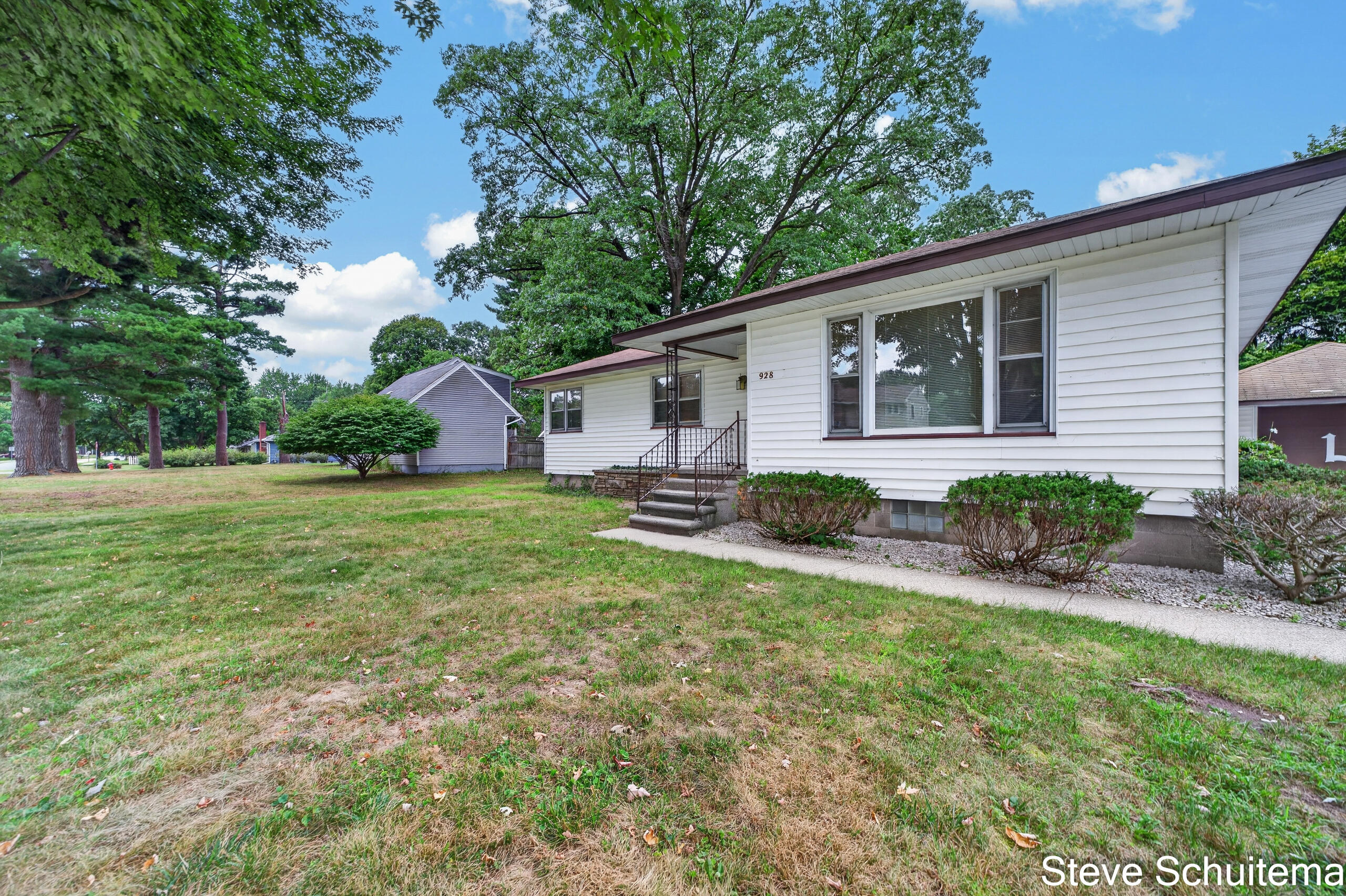 928 S Division Street Property Photo 6
