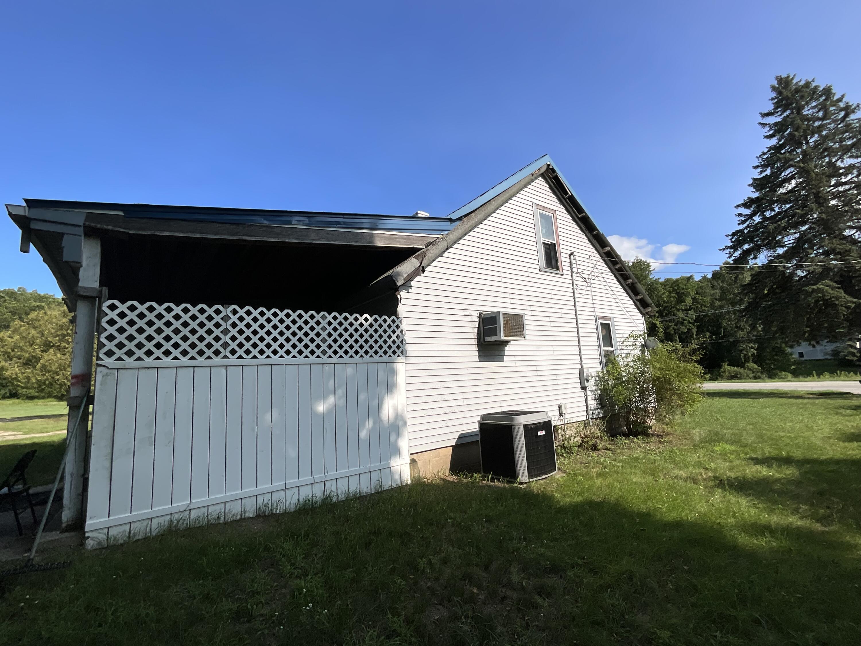 2031 10 Mile Road Ne Property Photo 3