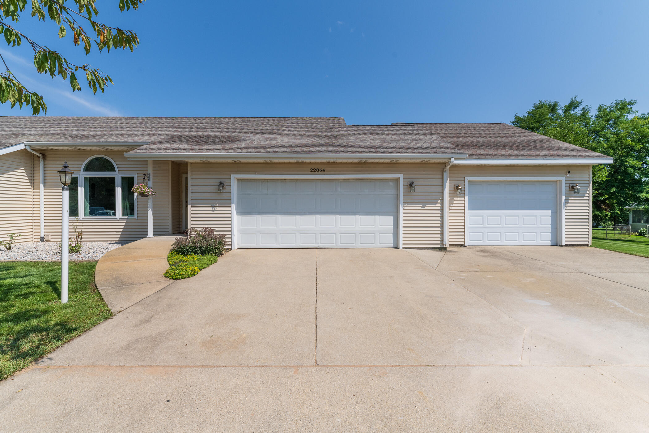 22864 Blackbird Avenue Property Photo 4