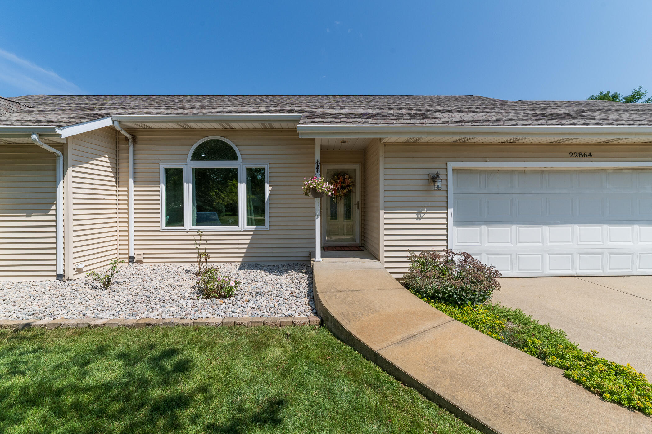 22864 Blackbird Avenue Property Photo 5