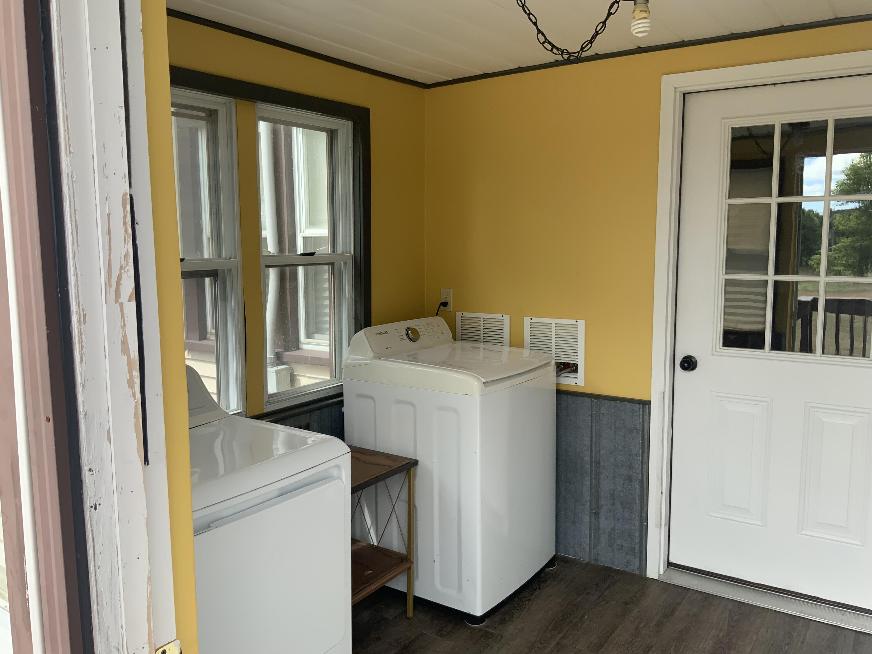 4984 N State Road Property Photo 6