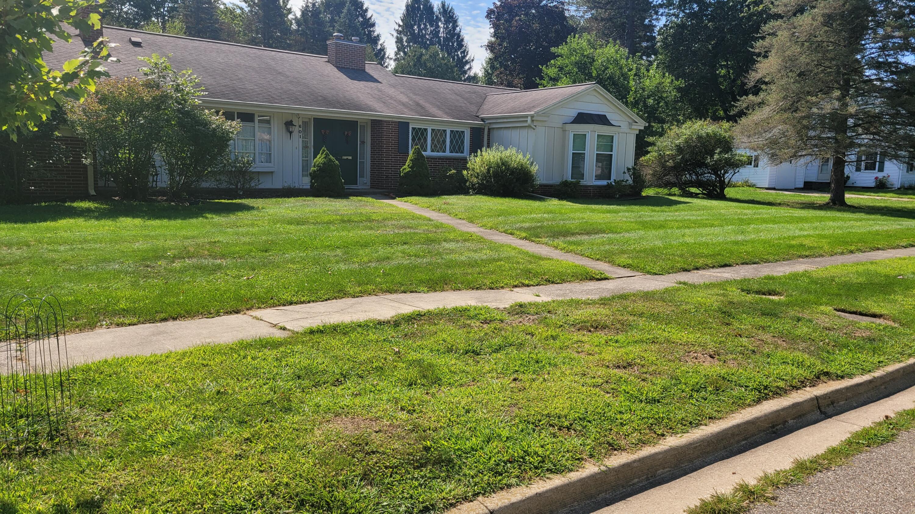 601 Se Manor Drive Property Photo 1
