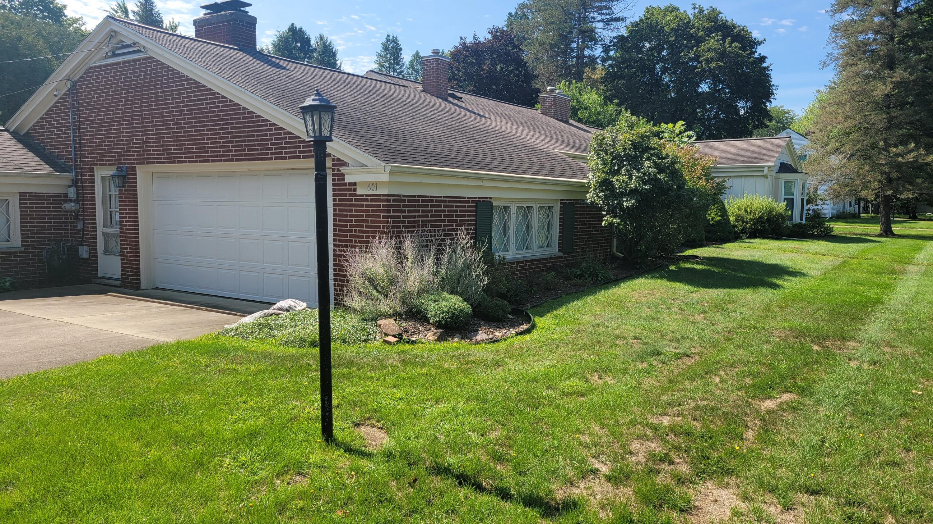 601 Se Manor Drive Property Photo 2