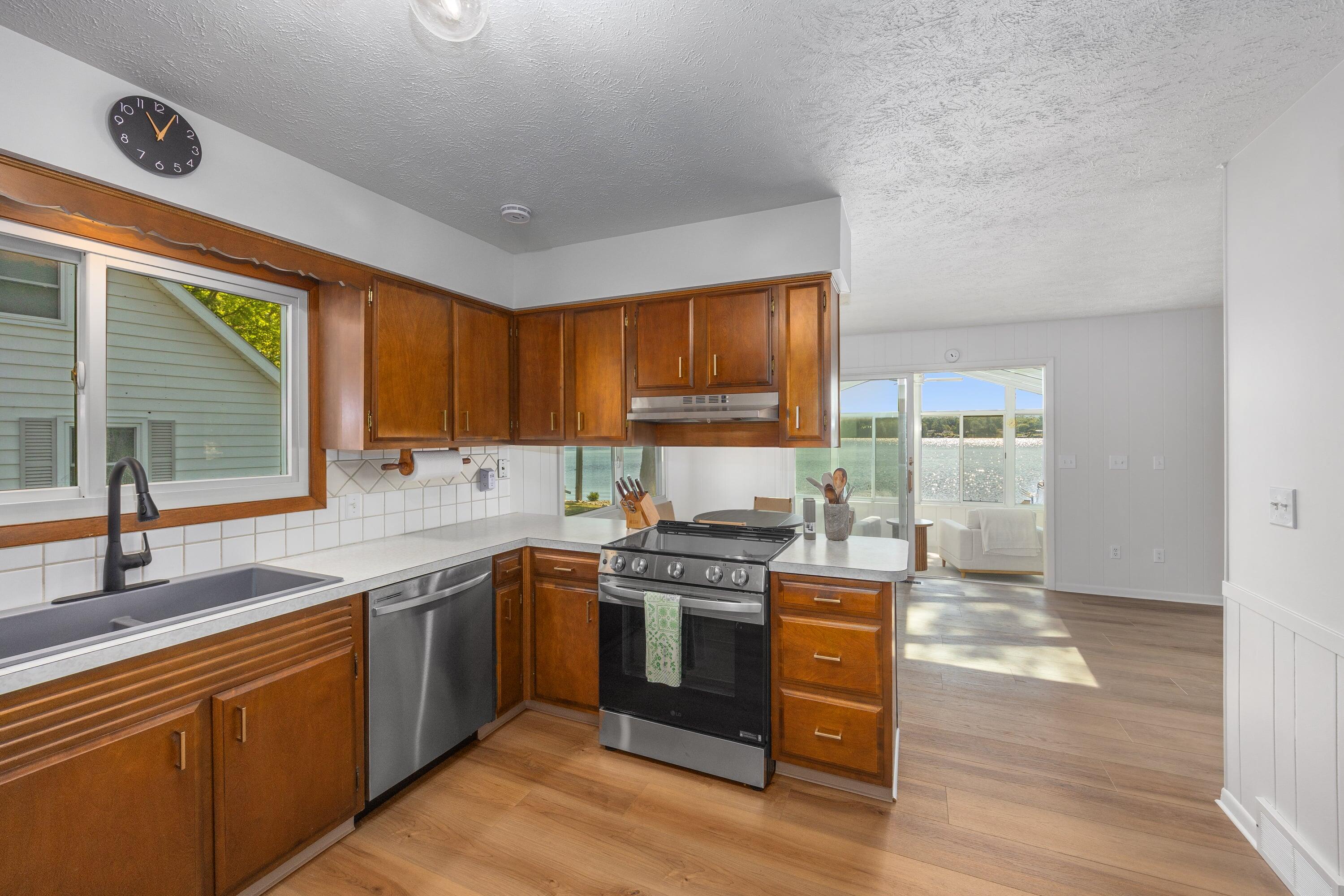 5540 Cozy Point Drive Property Photo 11