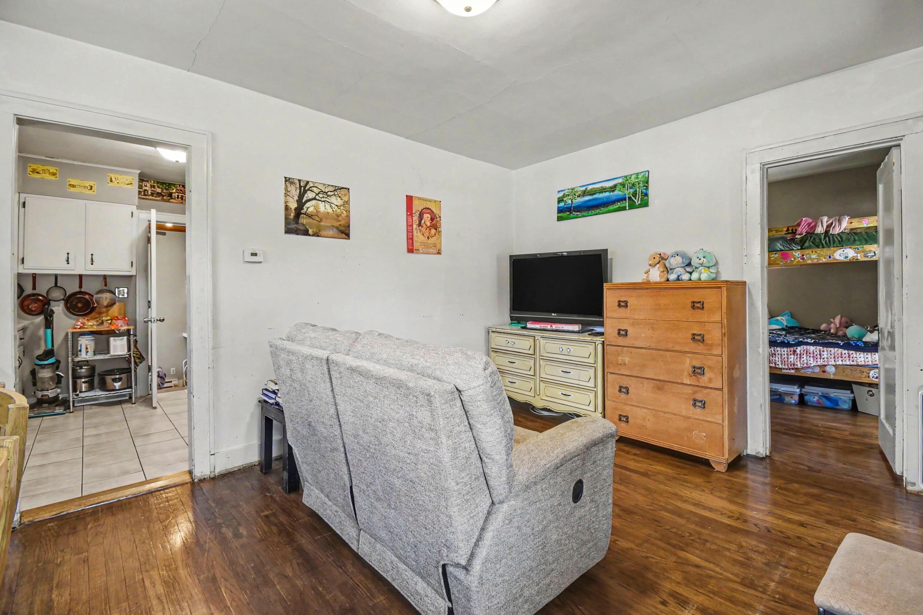 4858 Walton Avenue Sw Property Photo 3