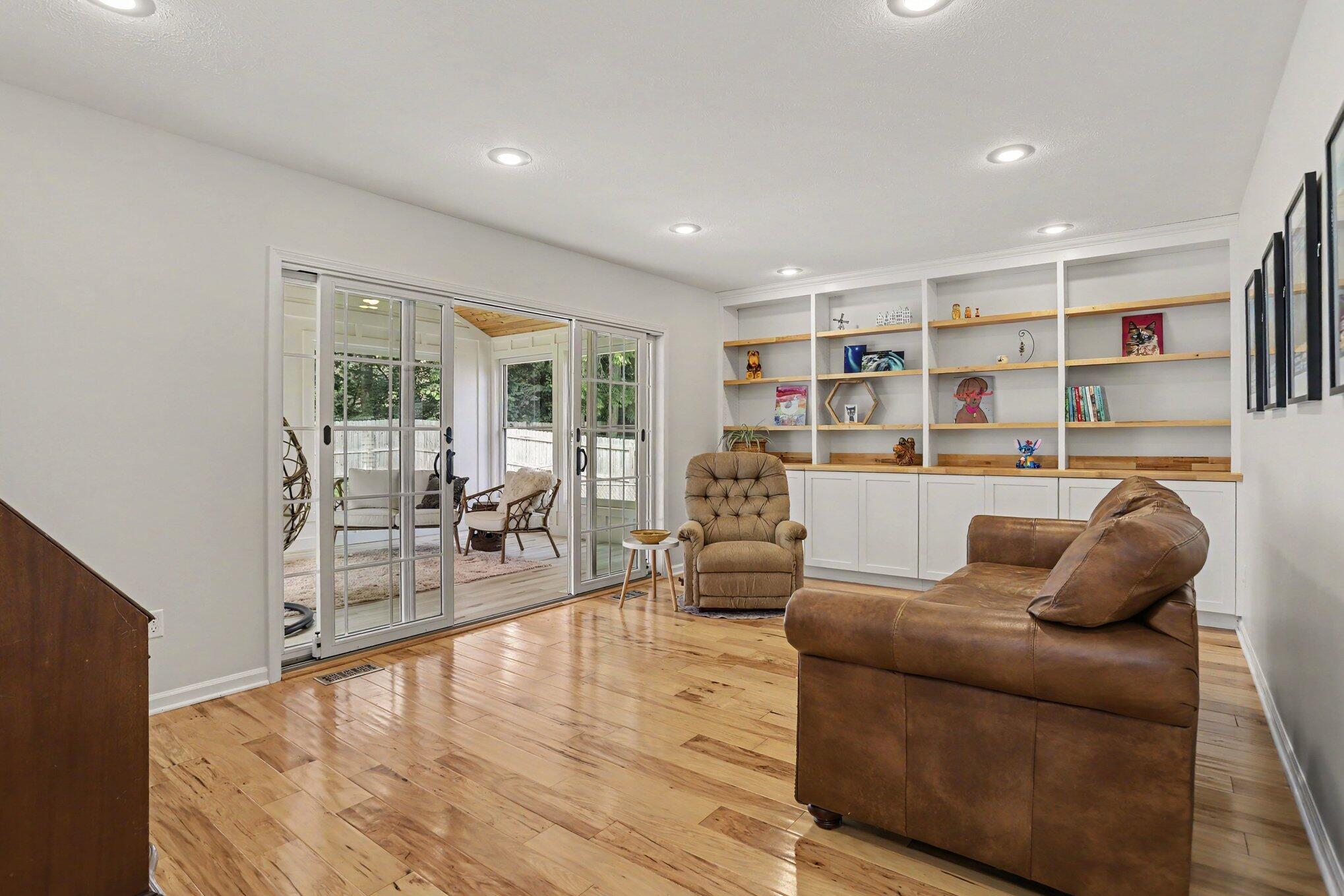 1016 Barton Street Property Photo 11