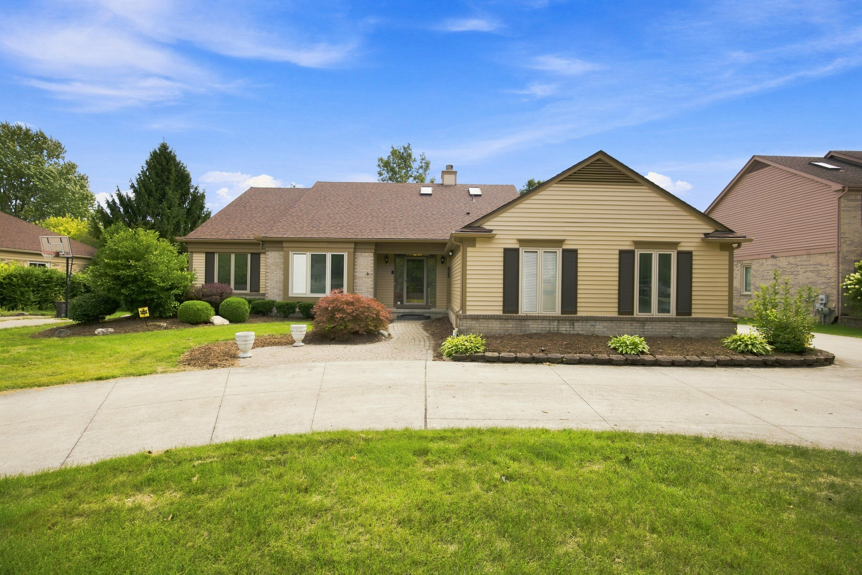 1553 Devonshire Drive Property Photo 1