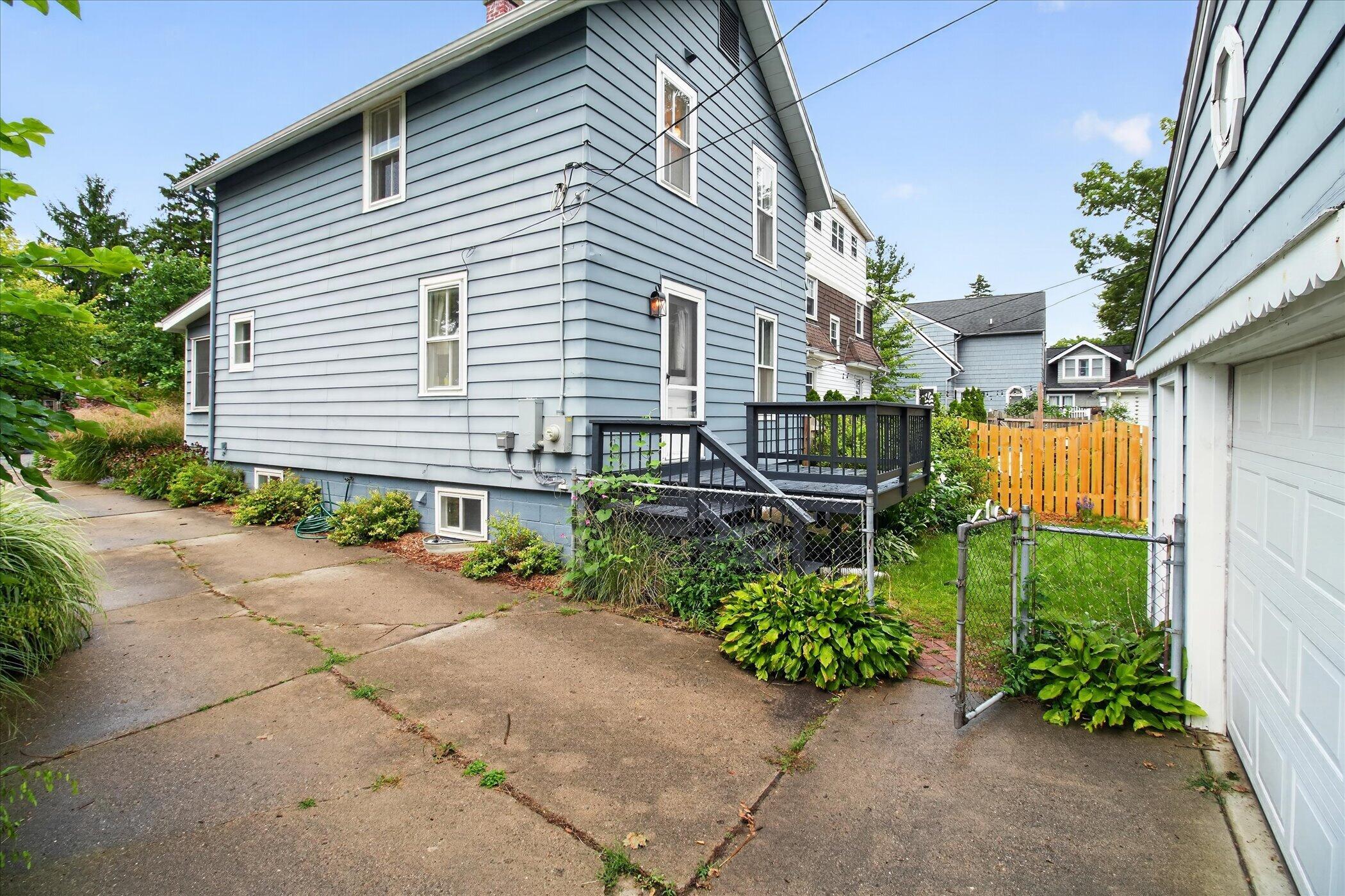 121 Kenwood Avenue Property Photo 23