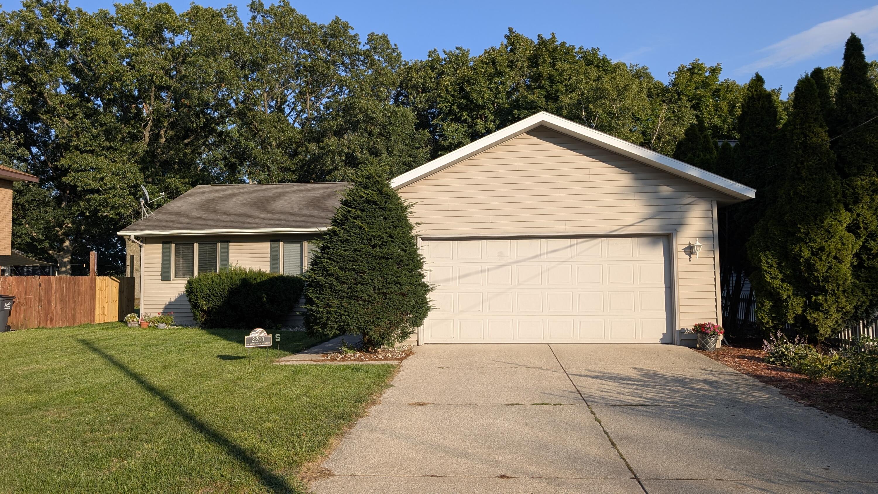 2201 Oak Avenue Property Photo 1