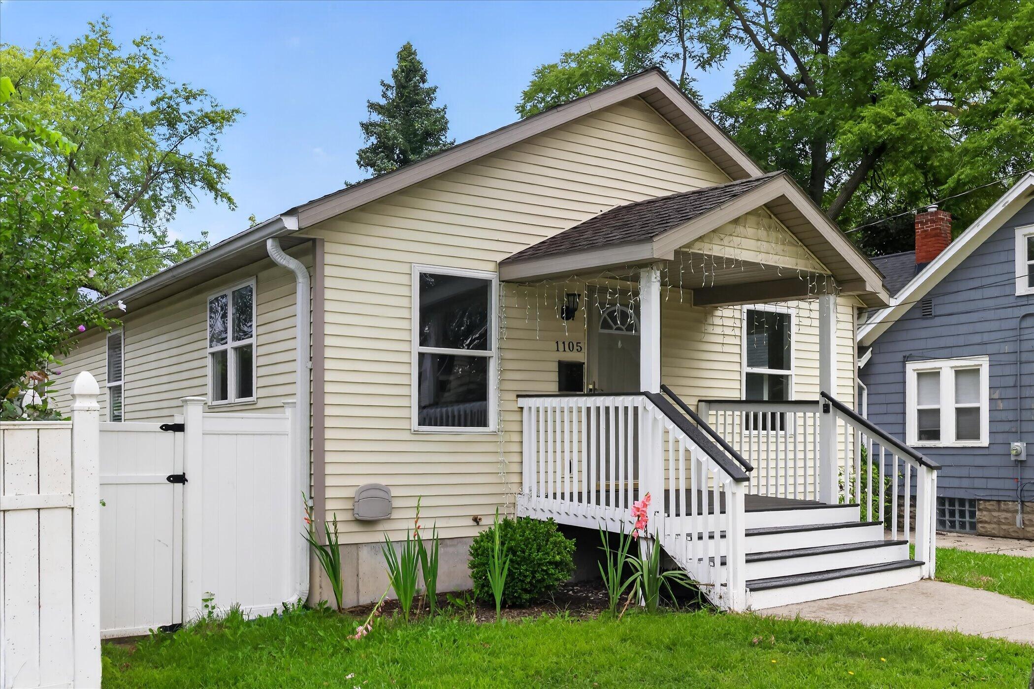 1105 Hazen Street Se Property Photo 3