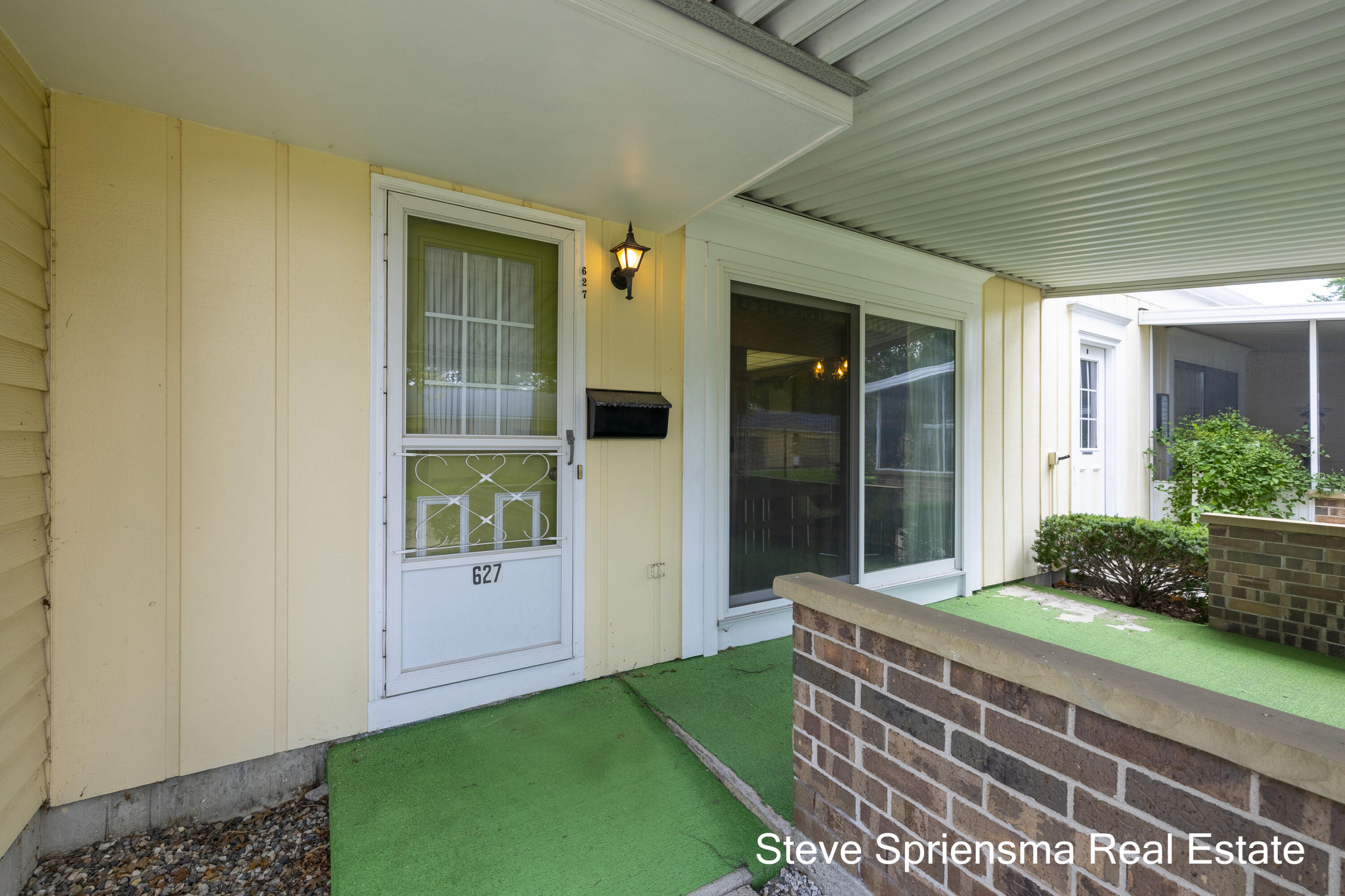 627 Carriage Lane Property Photo 2