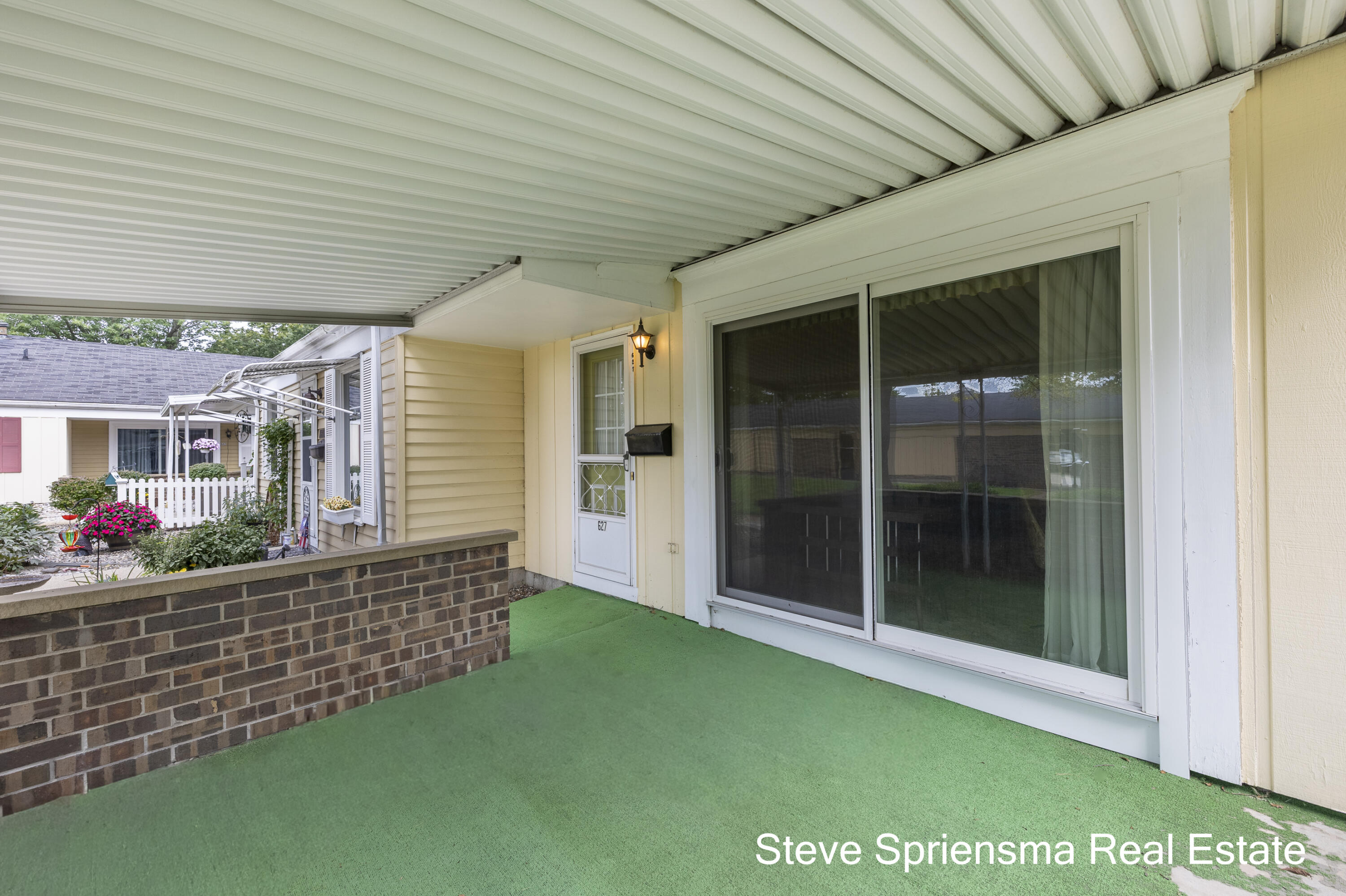 627 Carriage Lane Property Photo 4