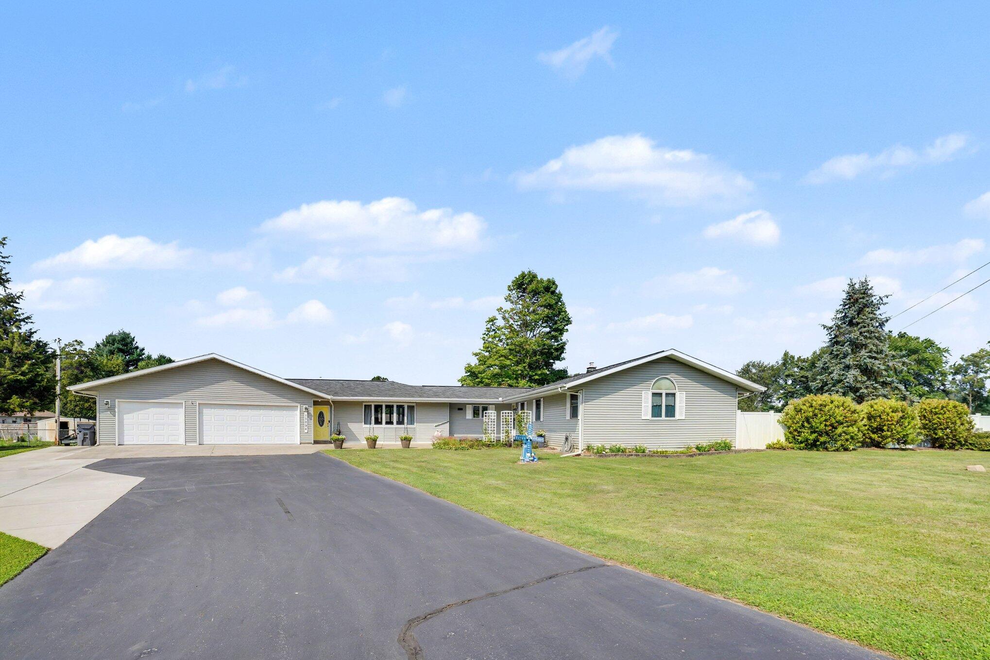 12996 Bayview Drive Property Photo 3