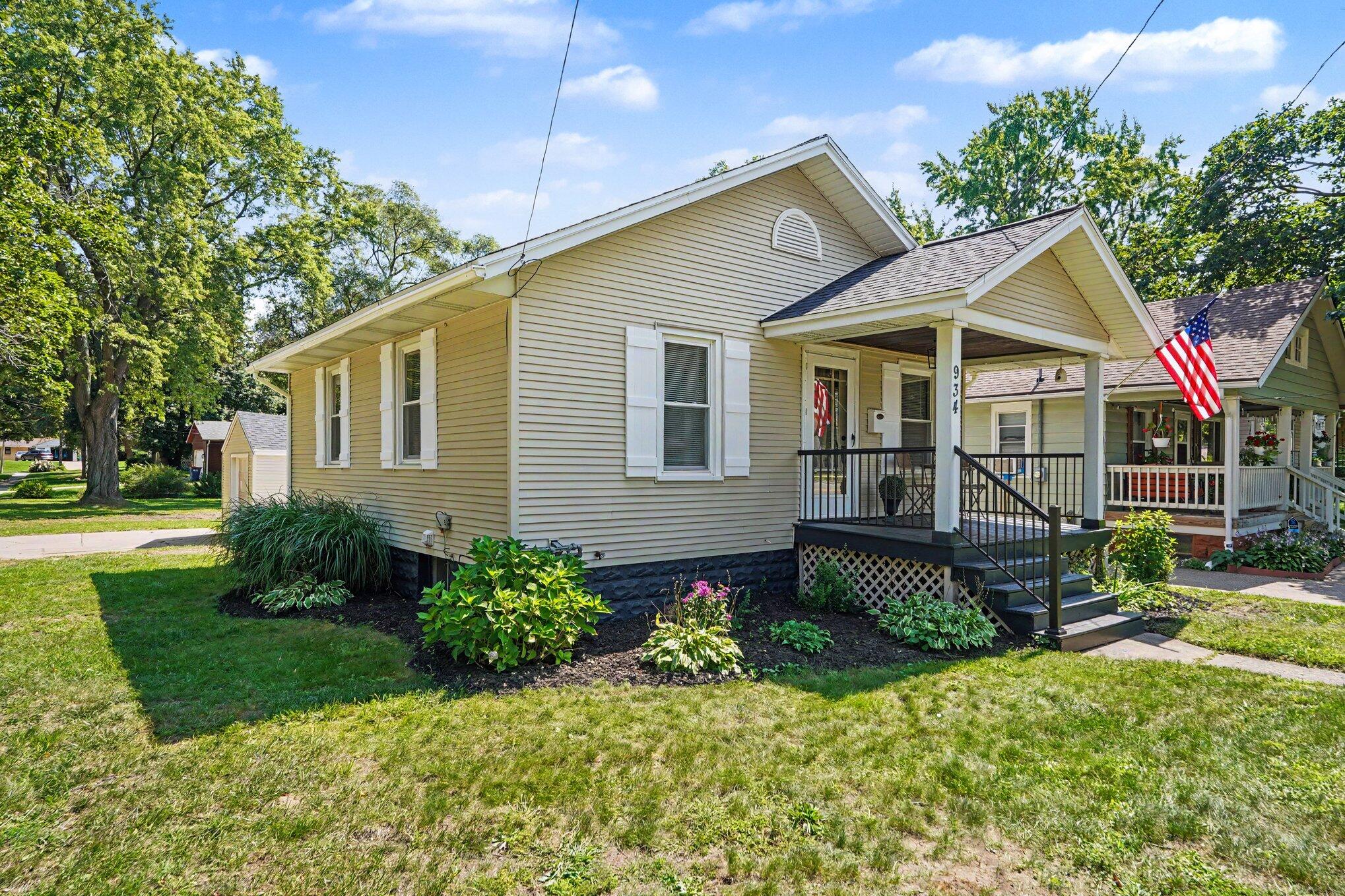 934 Diamond Avenue Ne Property Photo 2
