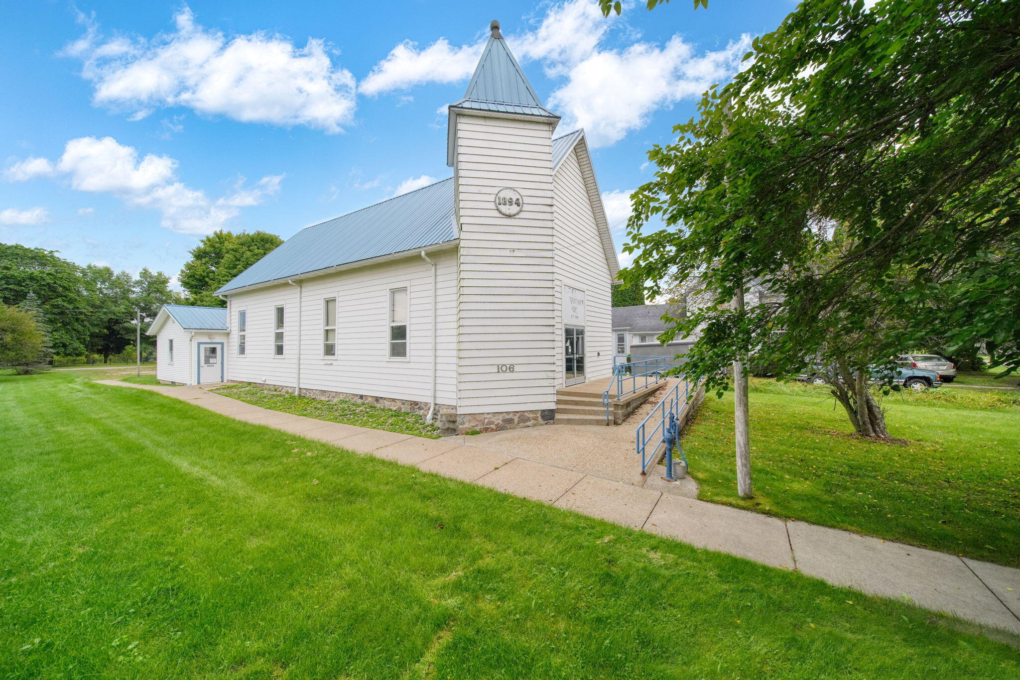 106 E Commercial Street Property Photo 2