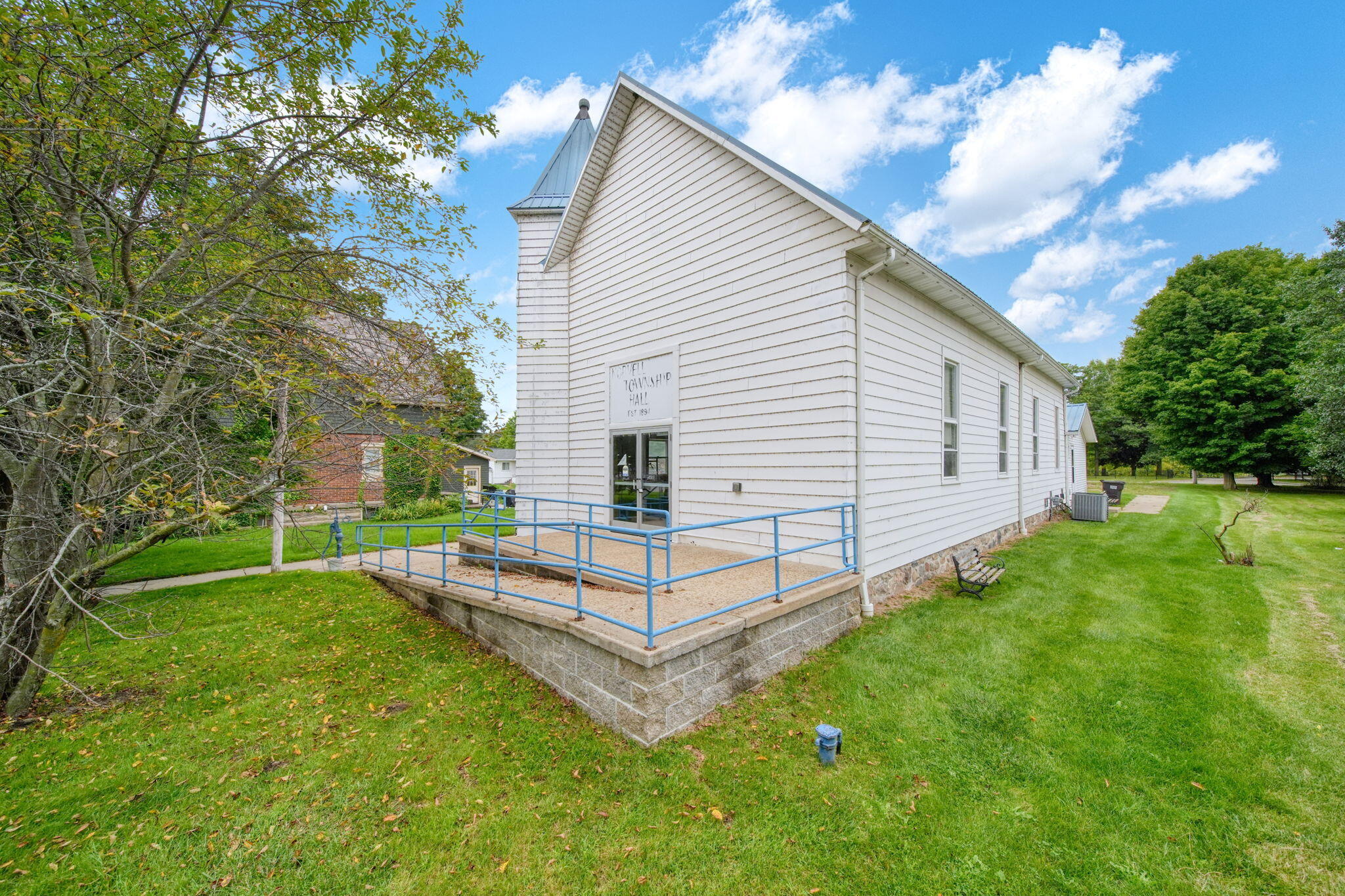 106 E Commercial Street Property Photo 3