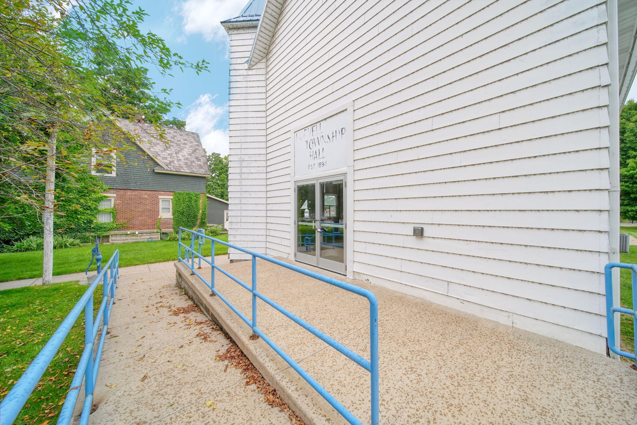 106 E Commercial Street Property Photo 4