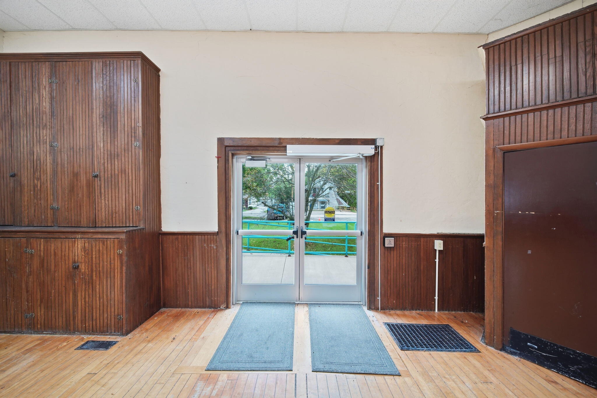 106 E Commercial Street Property Photo 5