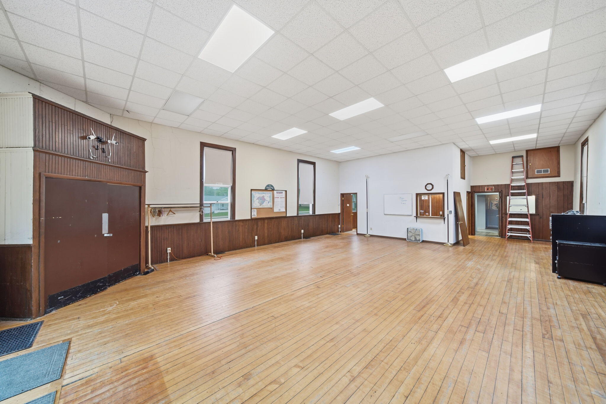 106 E Commercial Street Property Photo 6