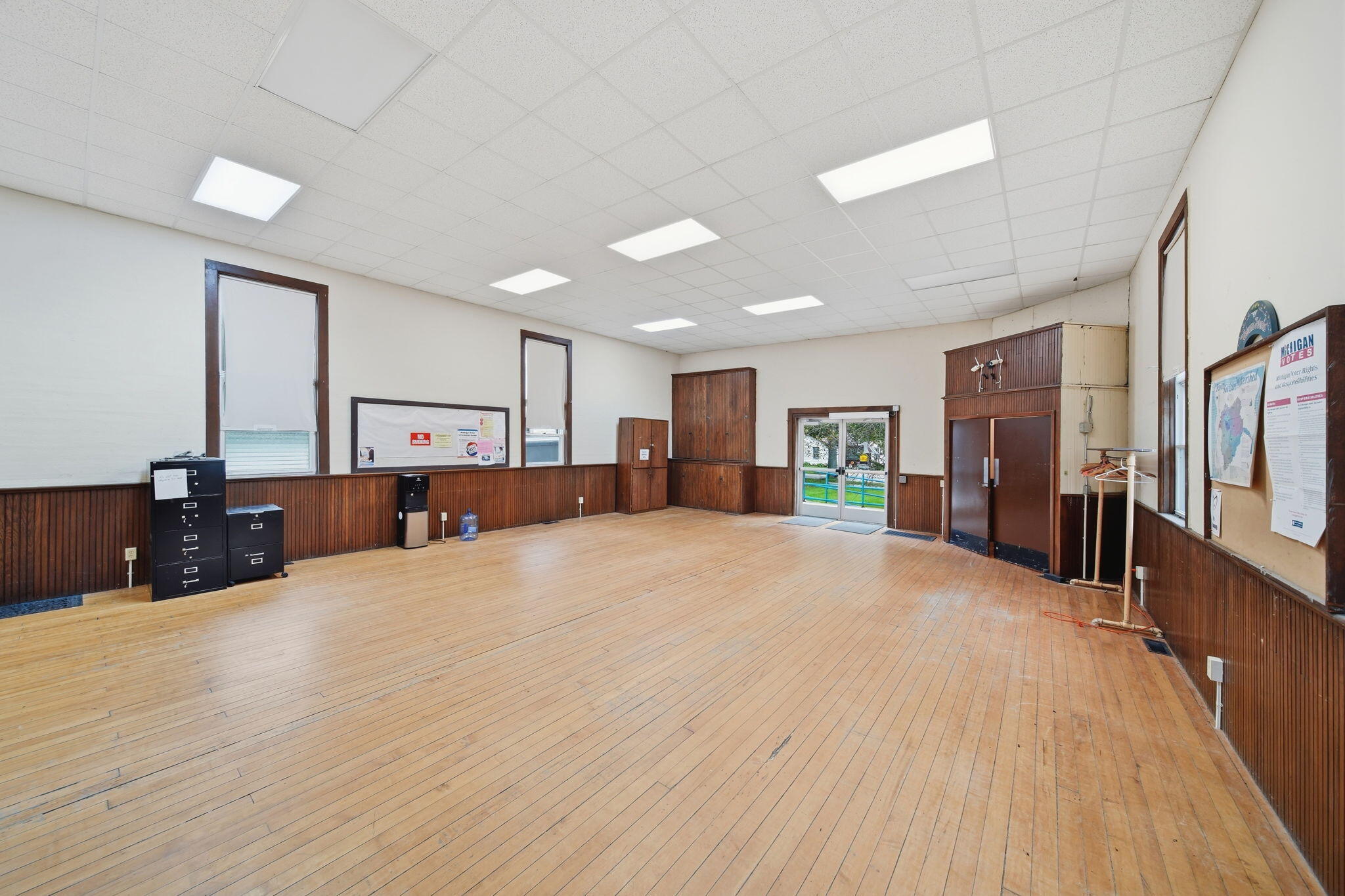 106 E Commercial Street Property Photo 8
