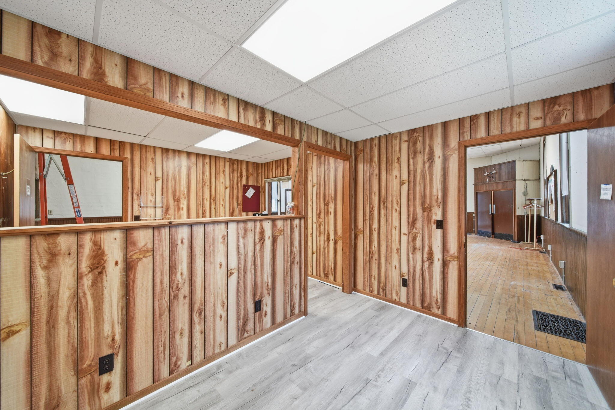 106 E Commercial Street Property Photo 11